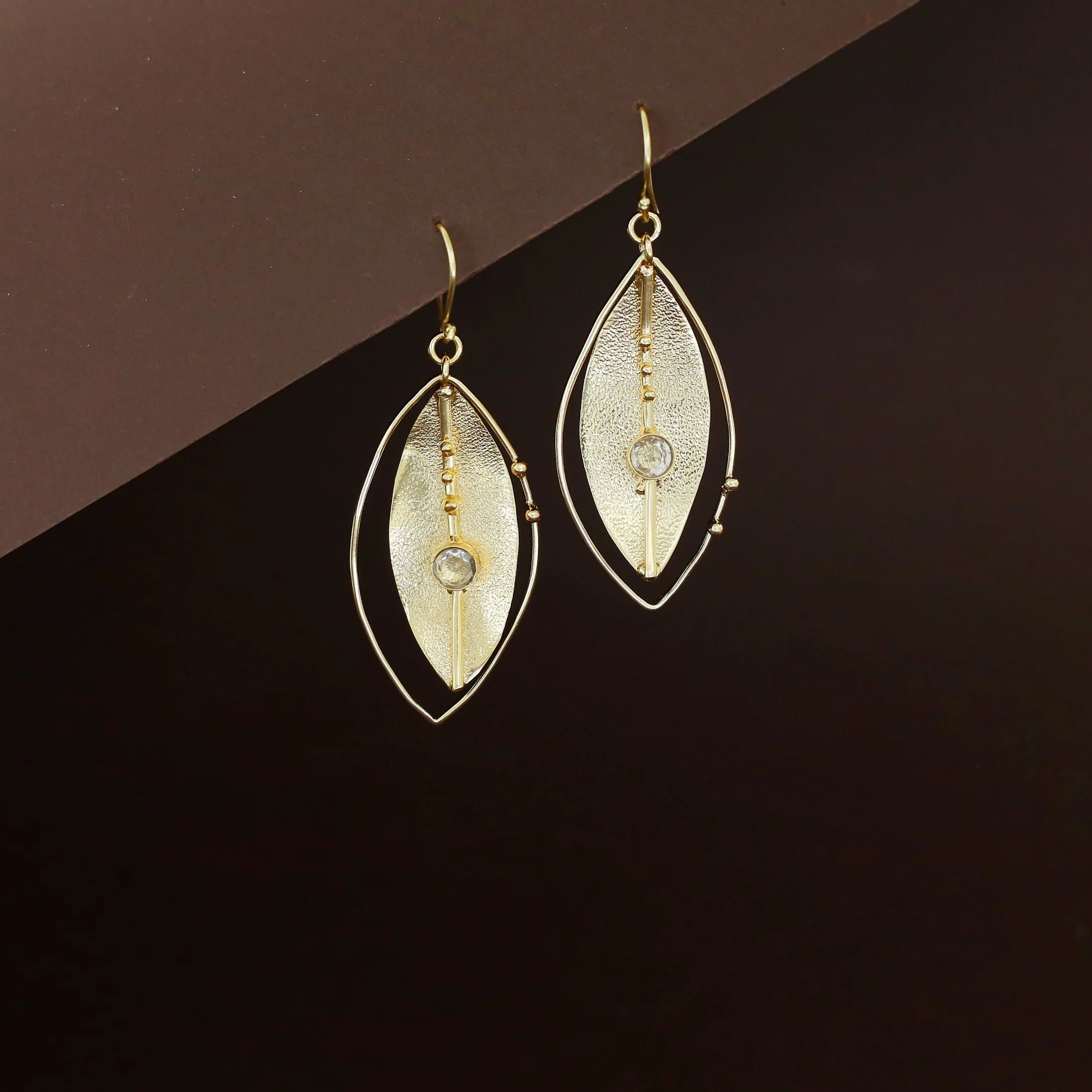 Eilin Golden Textured Leaf Glossy Stone Drop - Image 6