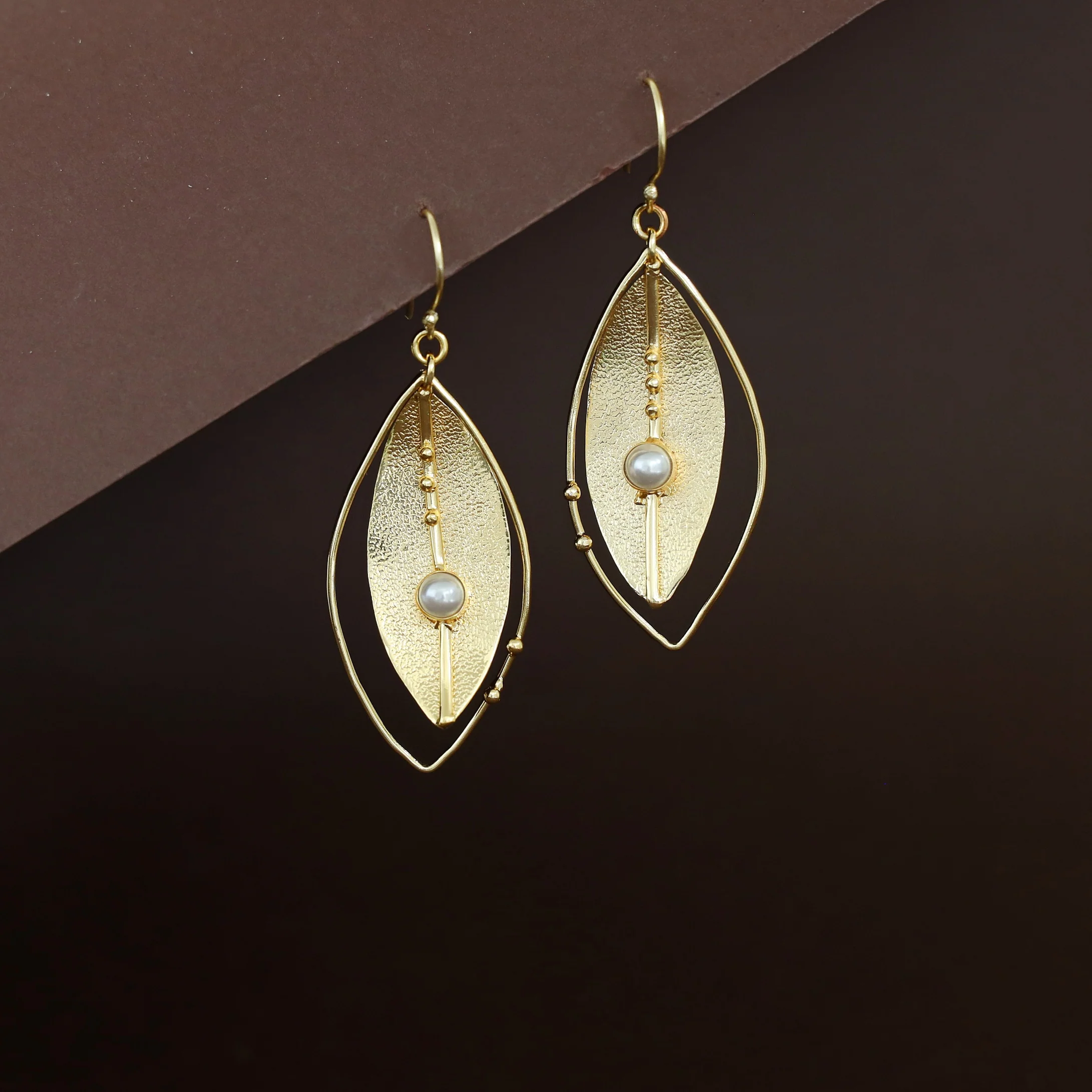 Eilin Golden Textured Leaf Glossy Stone Drop - Image 7