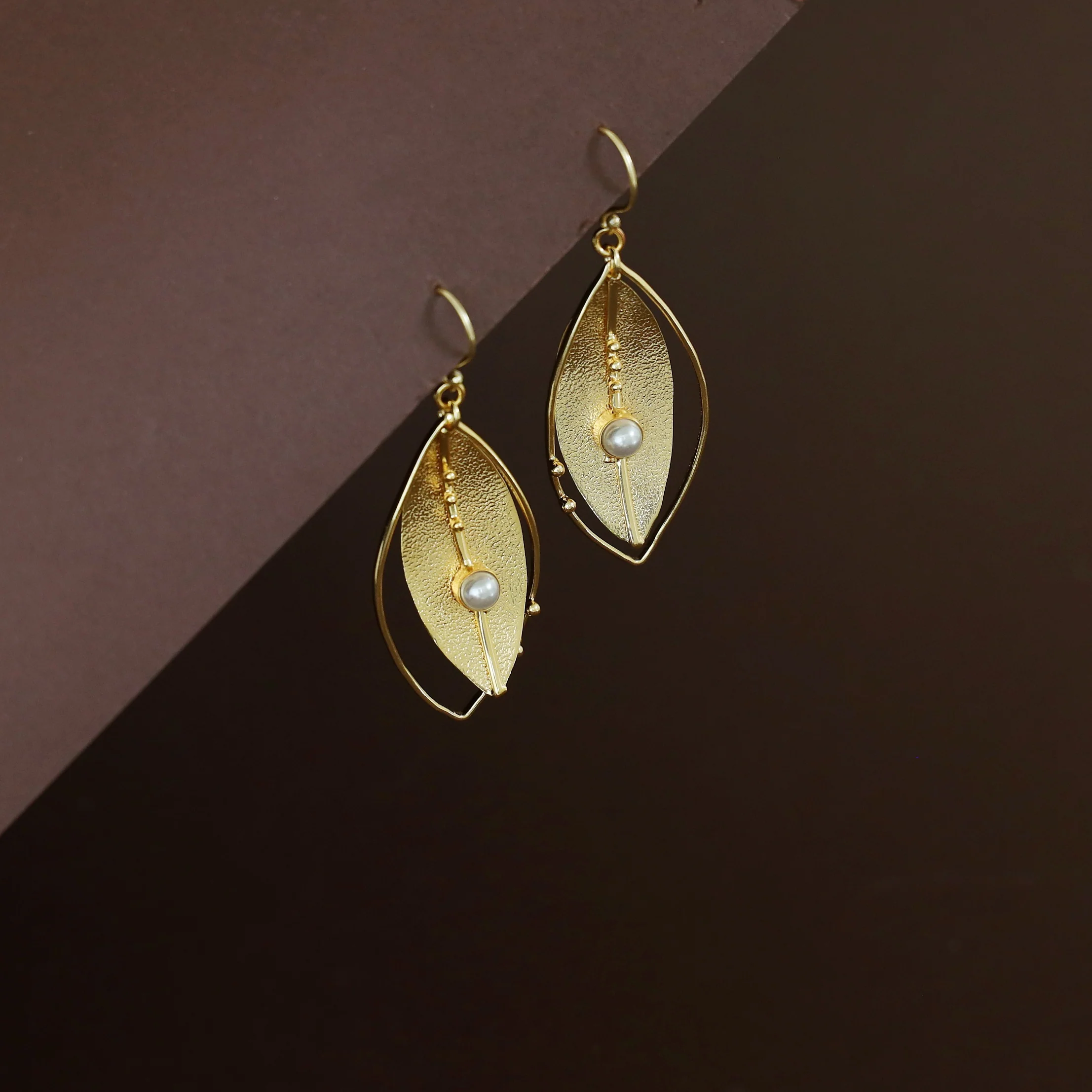 Eilin Golden Textured Leaf Glossy Stone Drop - Image 8