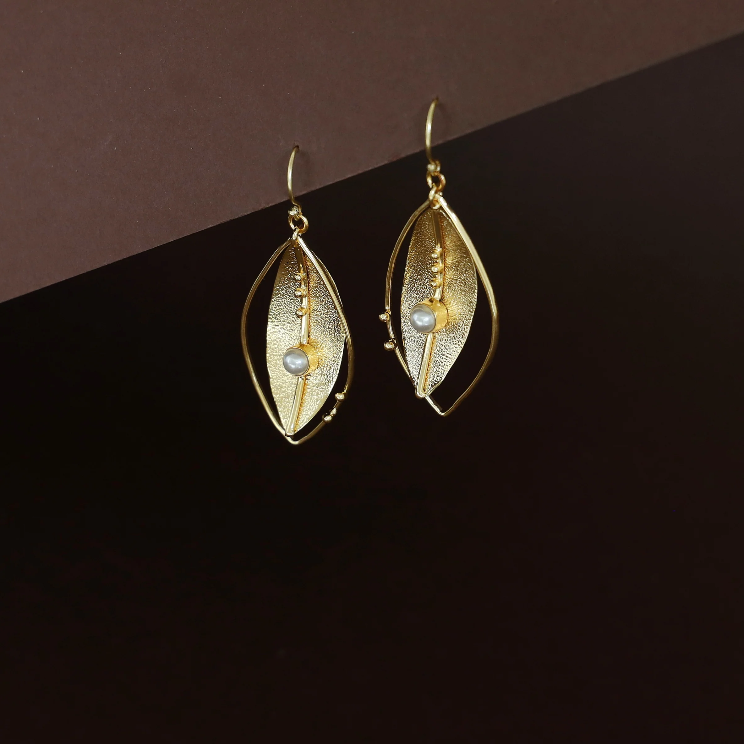 Eilin Golden Textured Leaf Glossy Stone Drop - Image 9