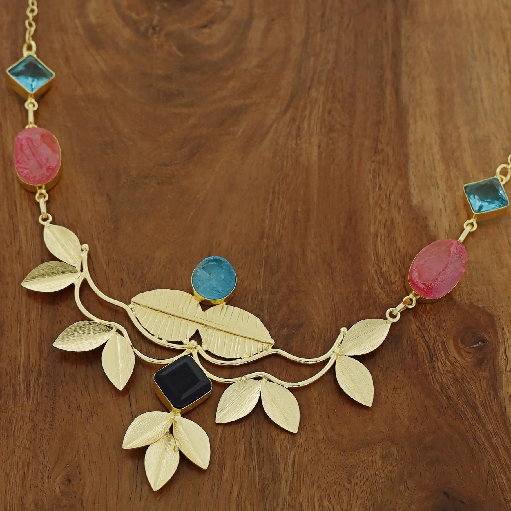 Golden Textured Leafy Dyed + Glossy Stone Neckpiece - Image 4