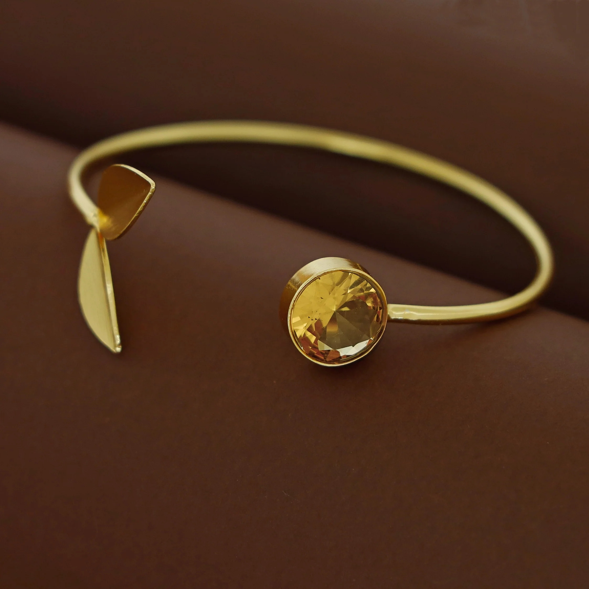 Golden Twin Fold Leafy Round Glossy Bangle - Image 9