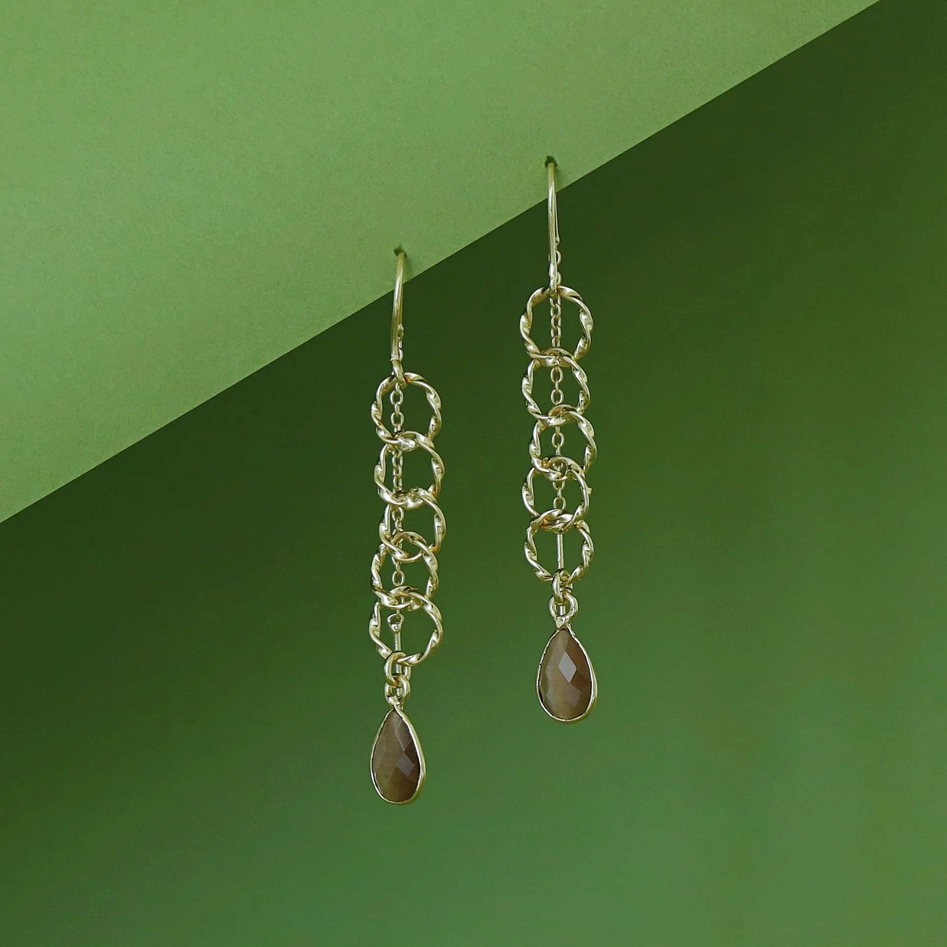 Golden Circle Glossy Drop Needle And Thread Earring - Image 8
