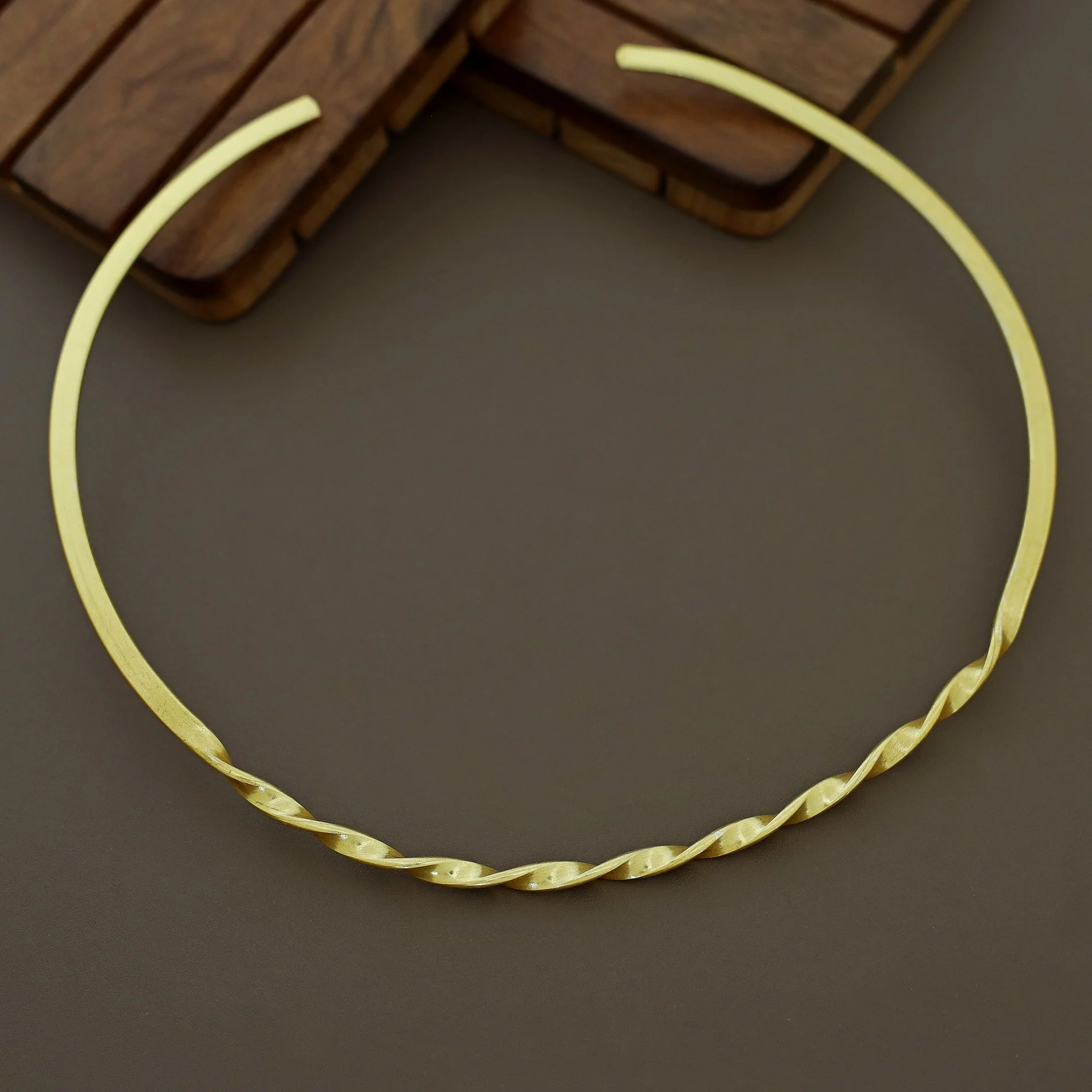 Vianey Golden Twisted Neck Cuff - Image 2