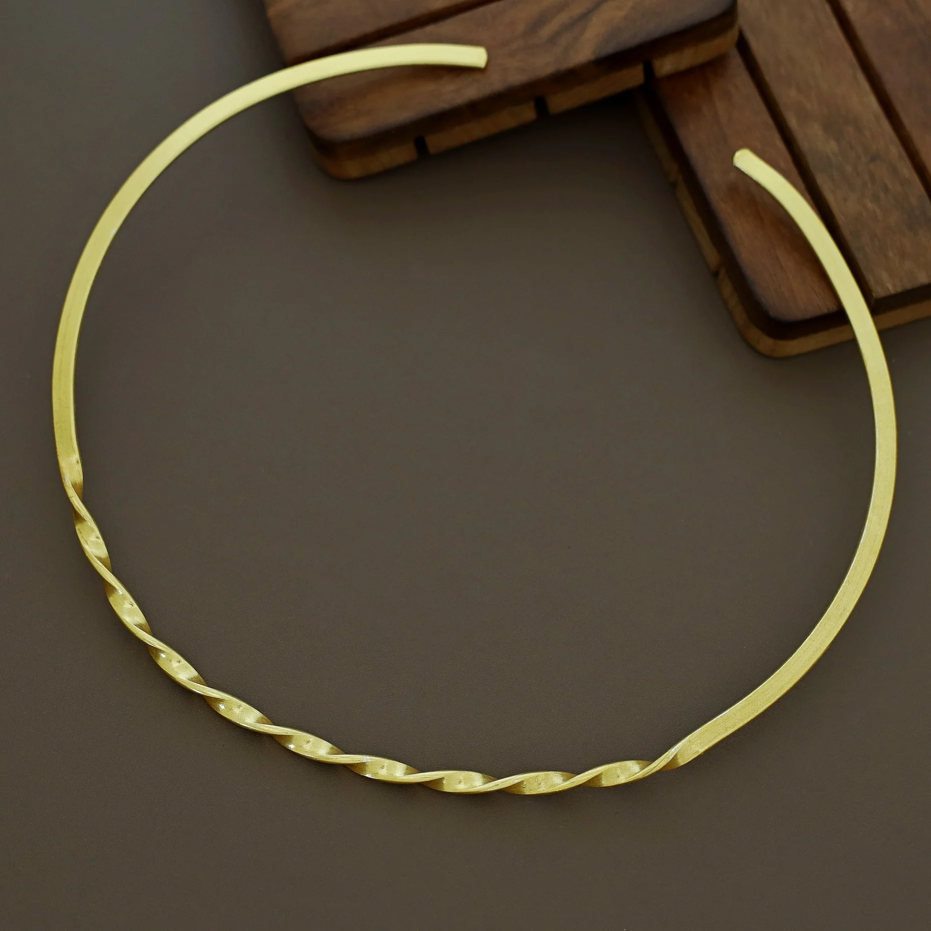 Vianey Golden Twisted Neck Cuff - Image 3