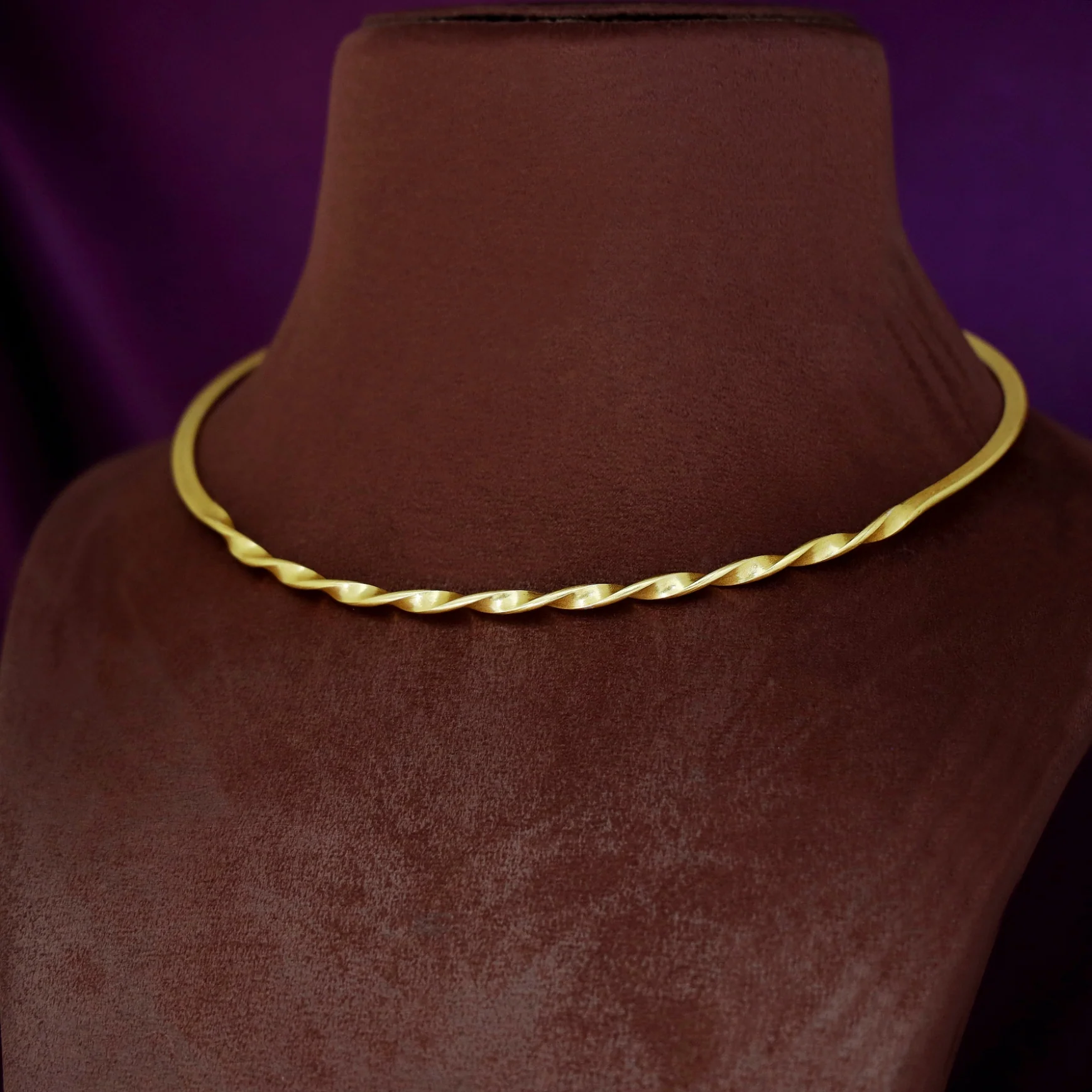 Vianey Golden Twisted Neck Cuff - Image 4
