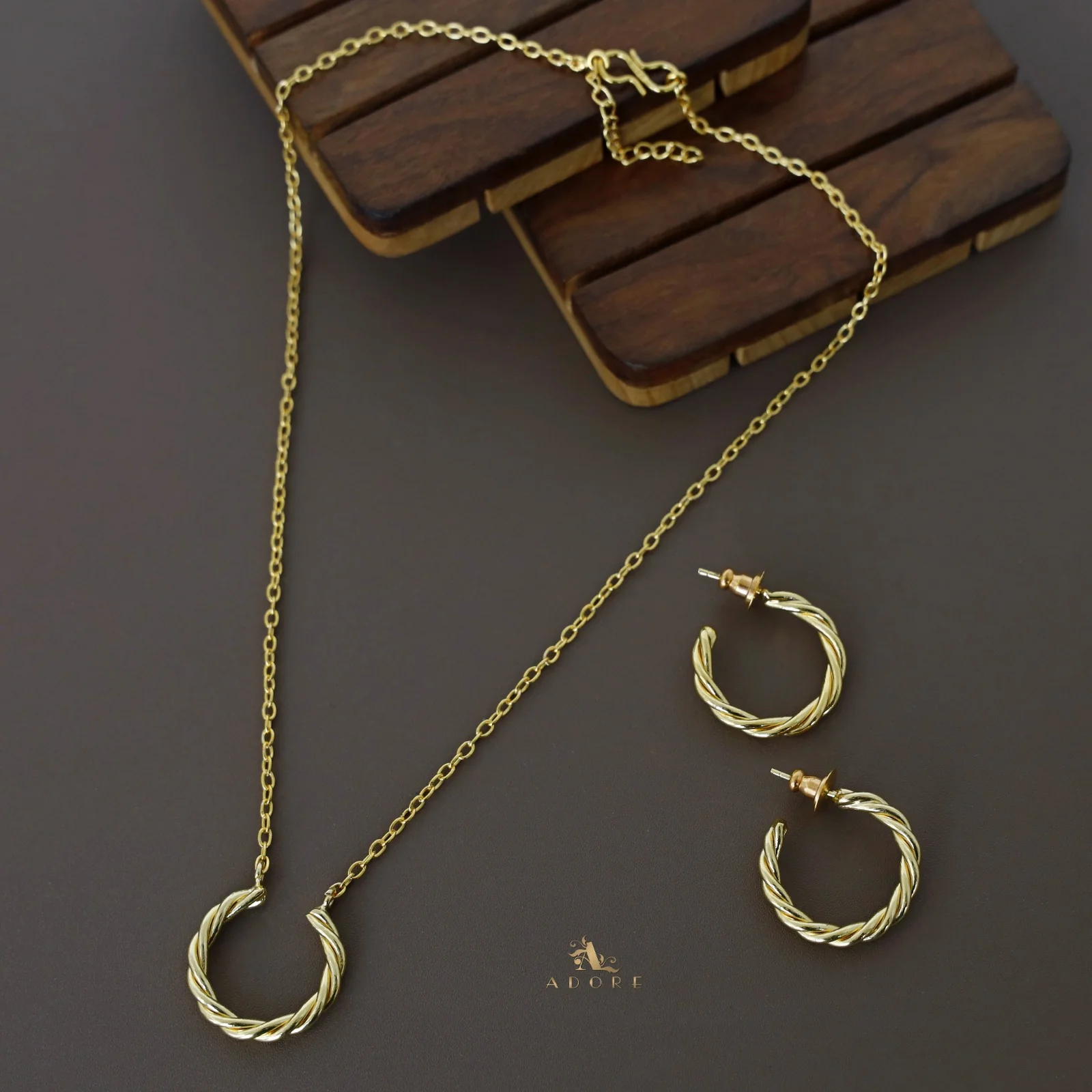Golden Twisted Neckpiece With Hoop Earring - Image 4
