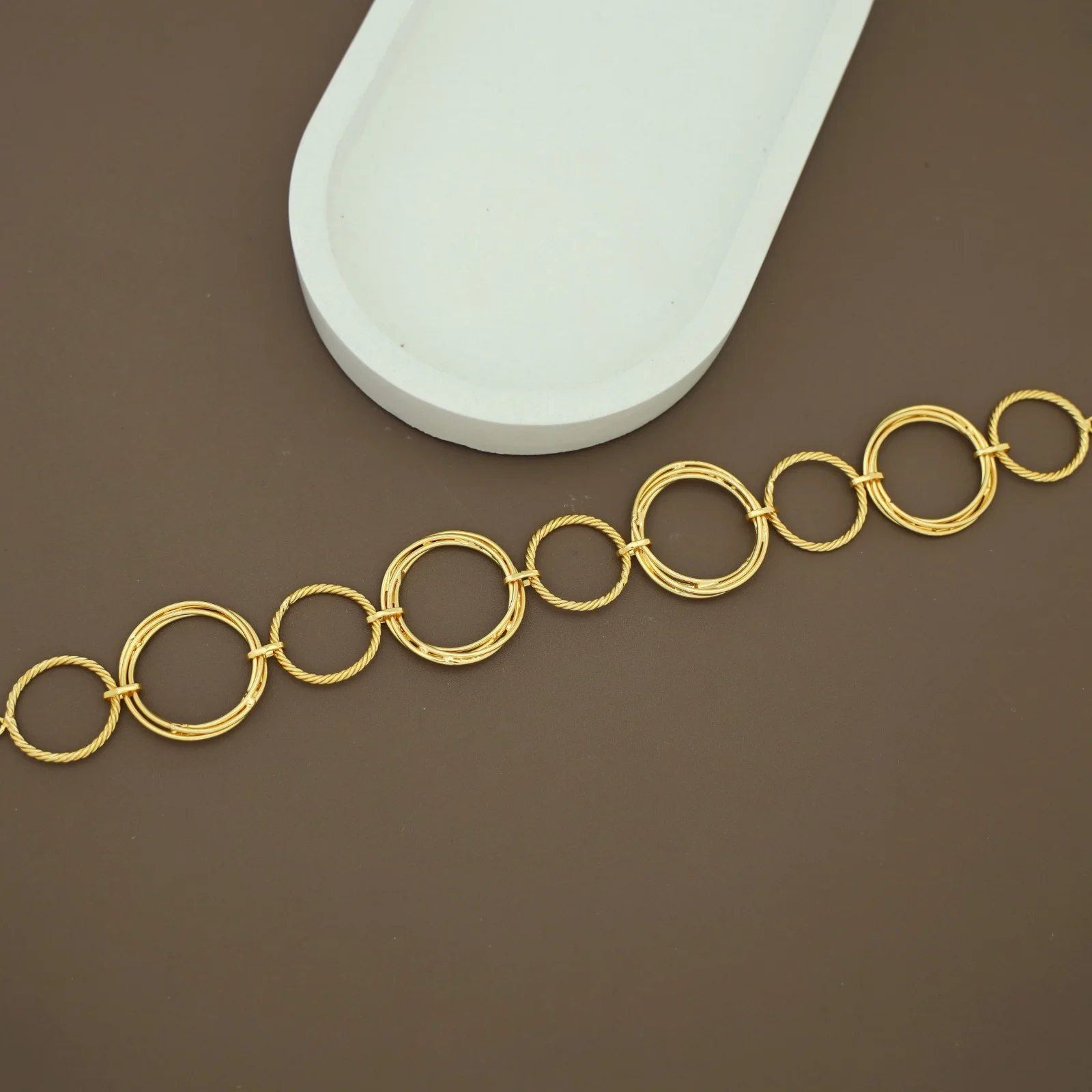 Golden Wired Twisted Circle Choker - Image 2