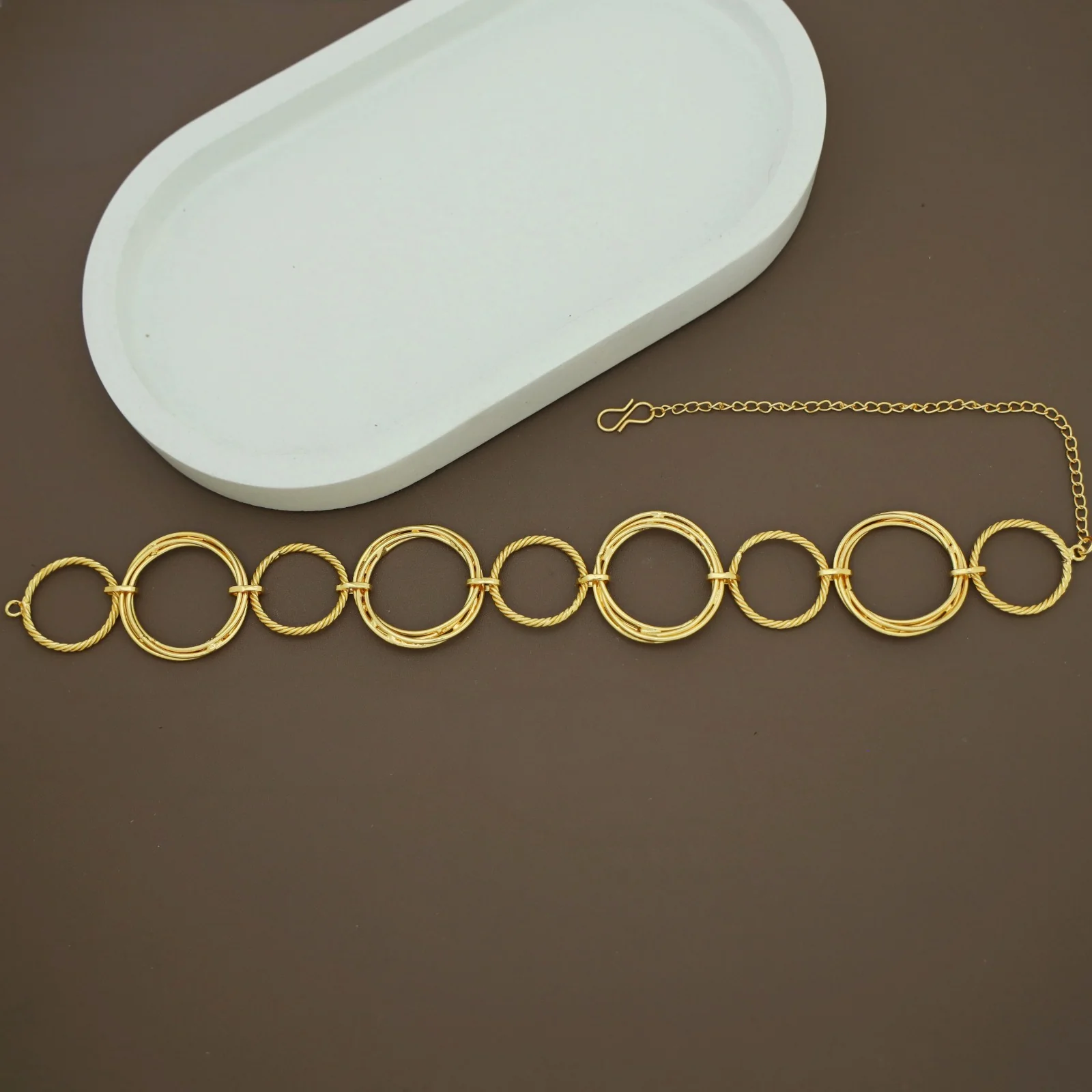 Golden Wired Twisted Circle Choker - Image 3