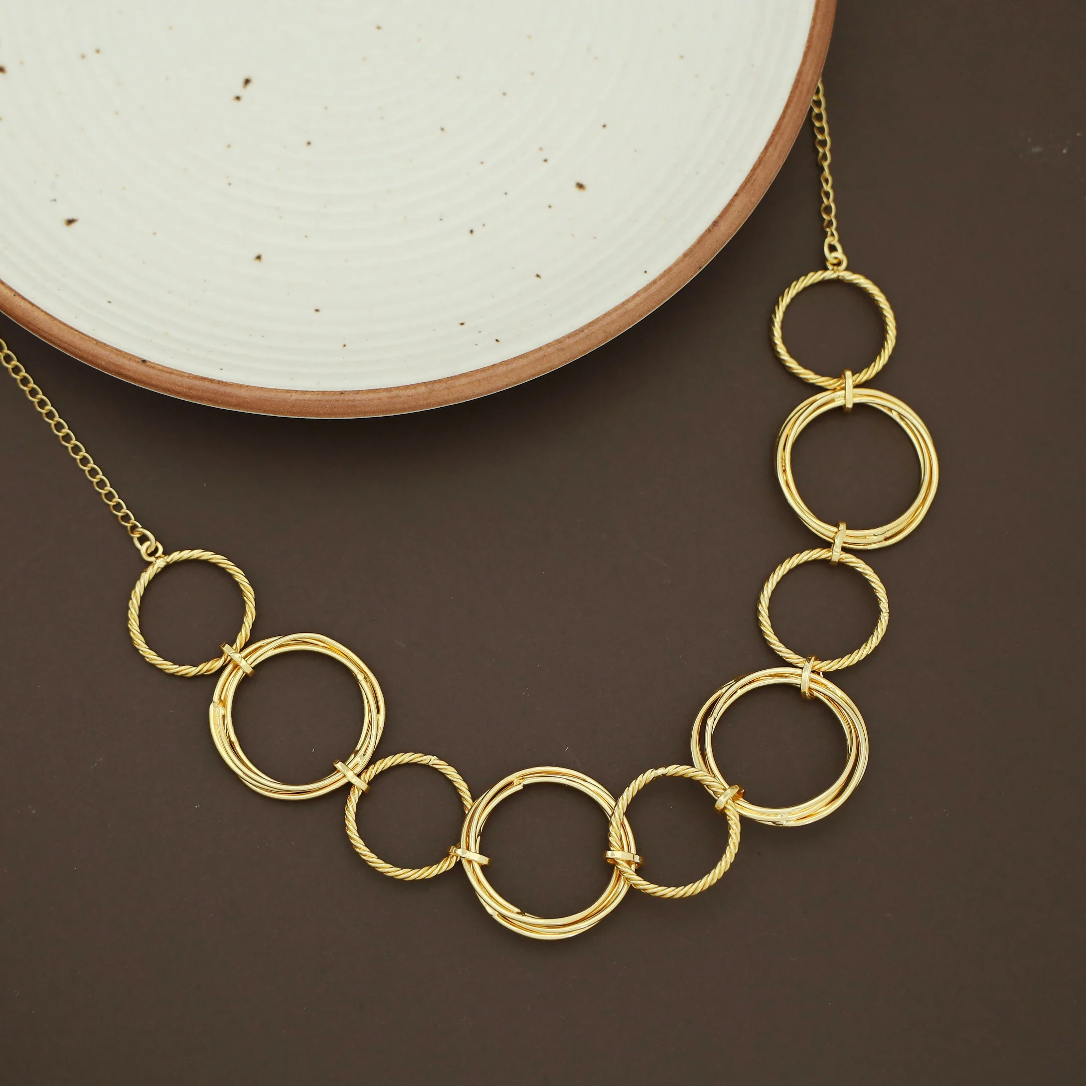 Golden Wired Twisted Circle Choker - Image 4