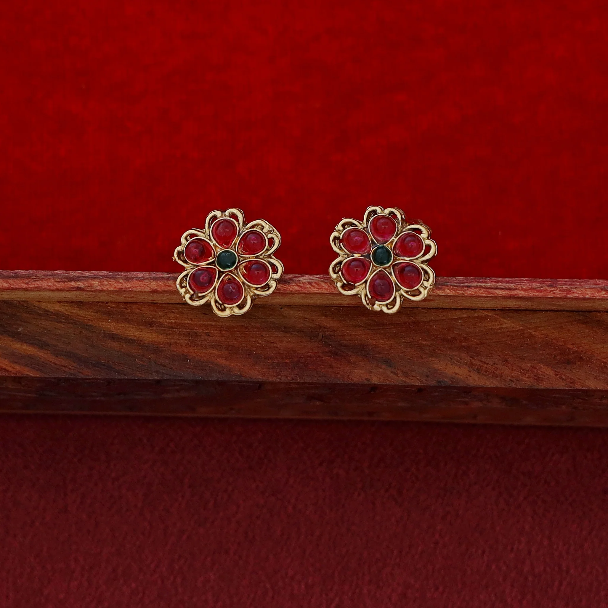 Gyanika Floral Short Neckpiece With Stud - Image 7