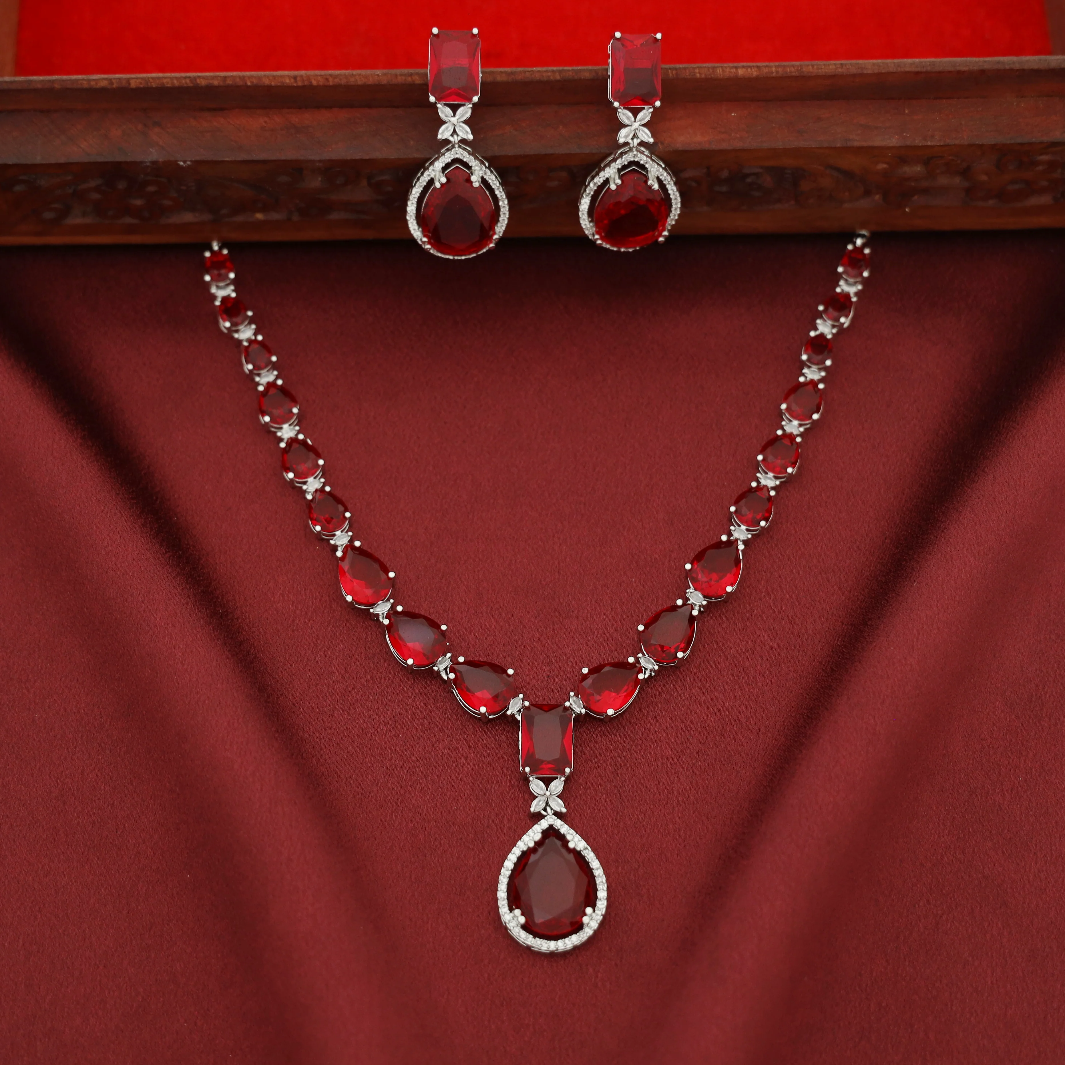 Haiza Drop Claw Glossy Stone Neckpiece With Earring - Image 3