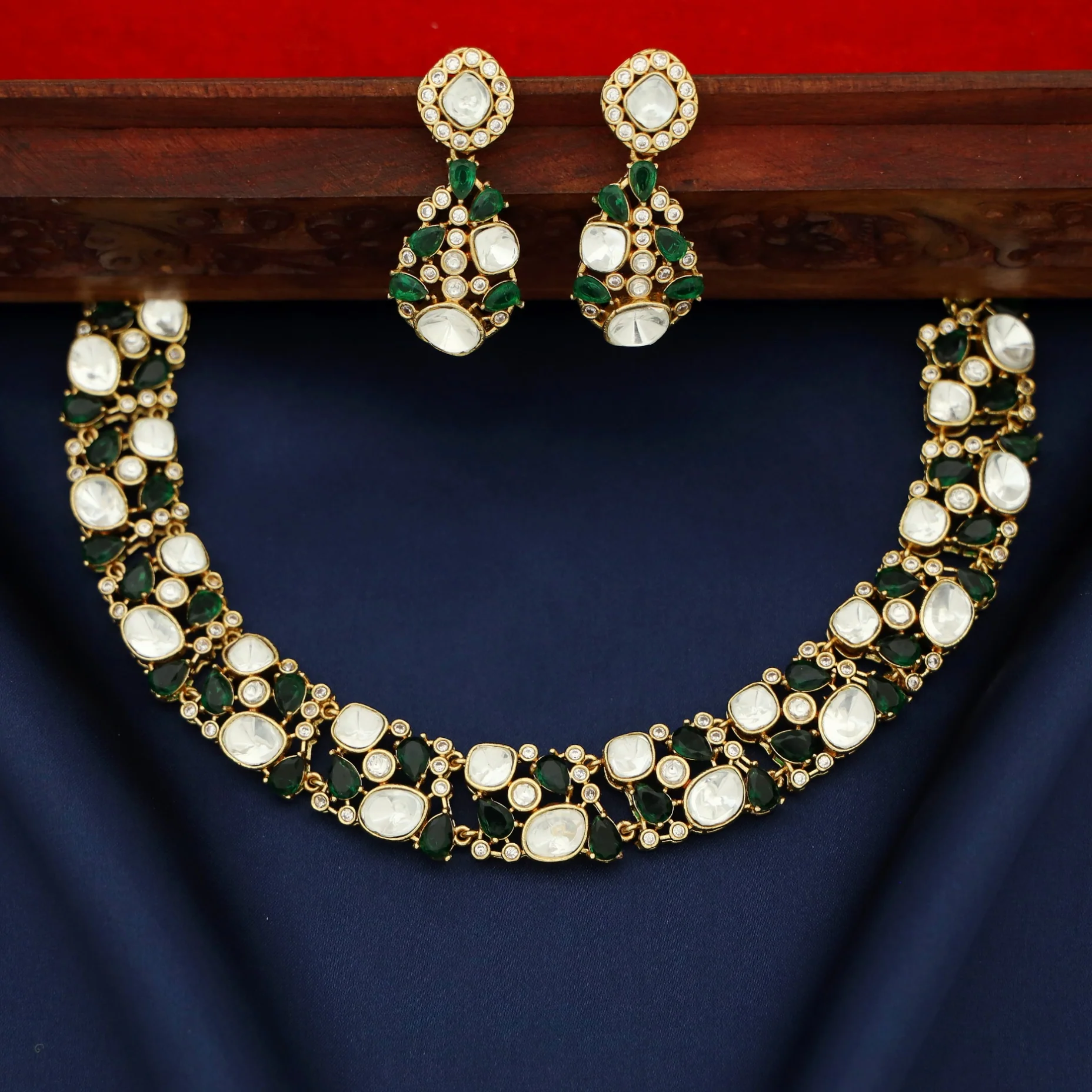 Hamida Glossy Stone Kundan Short Neckpiece With Earring - Image 3