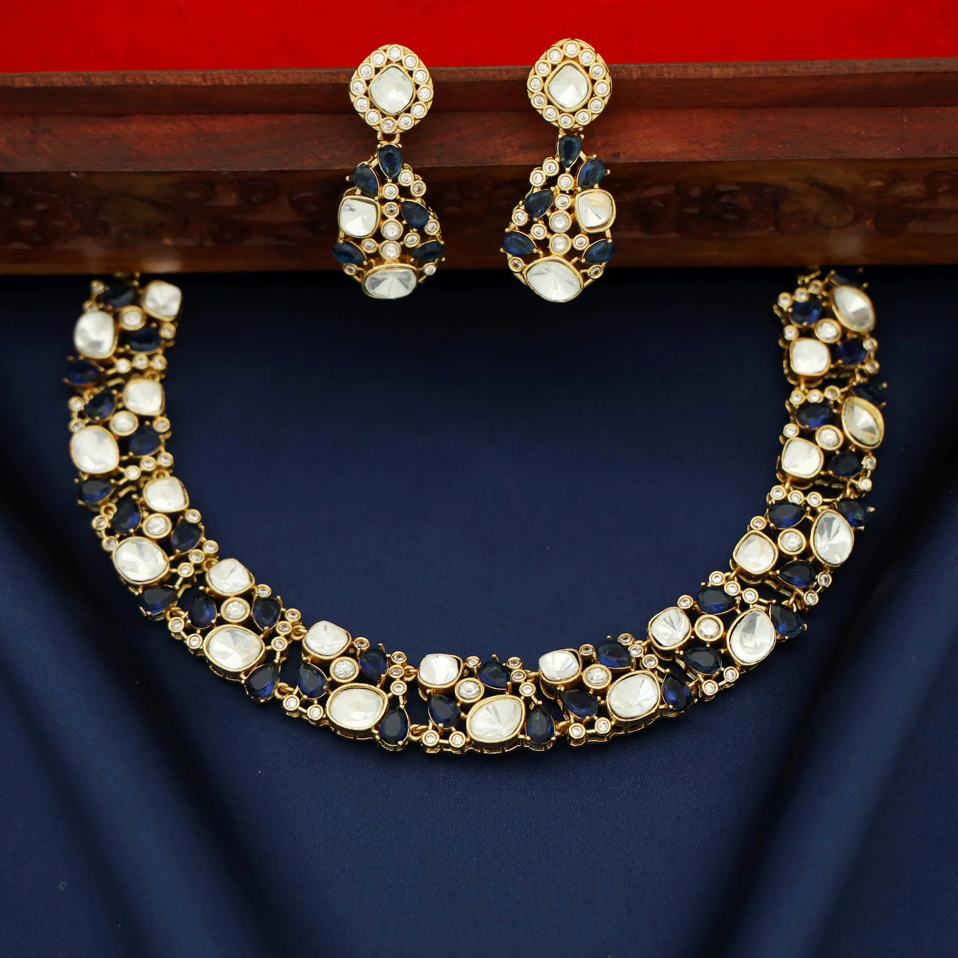 Hamida Glossy Stone Kundan Short Neckpiece With Earring - Image 4