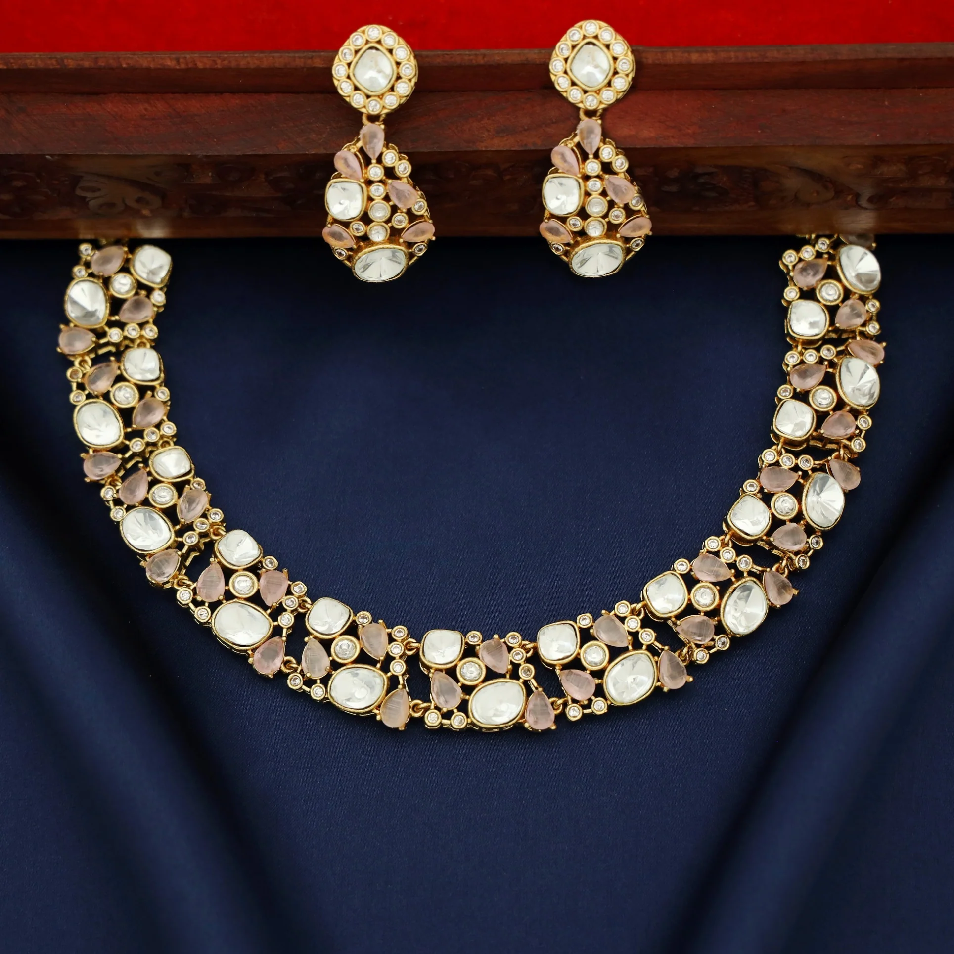 Hamida Glossy Stone Kundan Short Neckpiece With Earring - Image 5