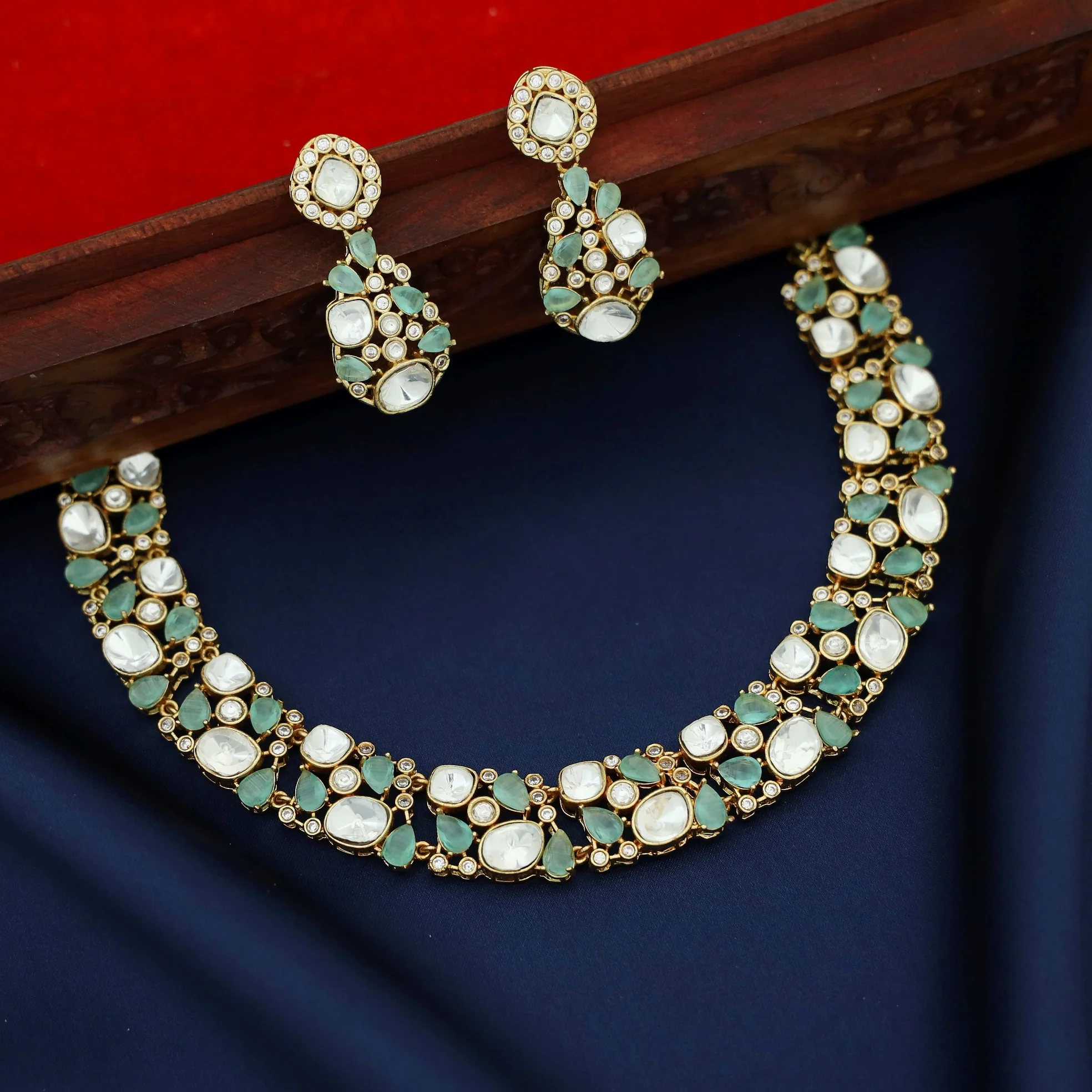 Hamida Glossy Stone Kundan Short Neckpiece With Earring - Image 7