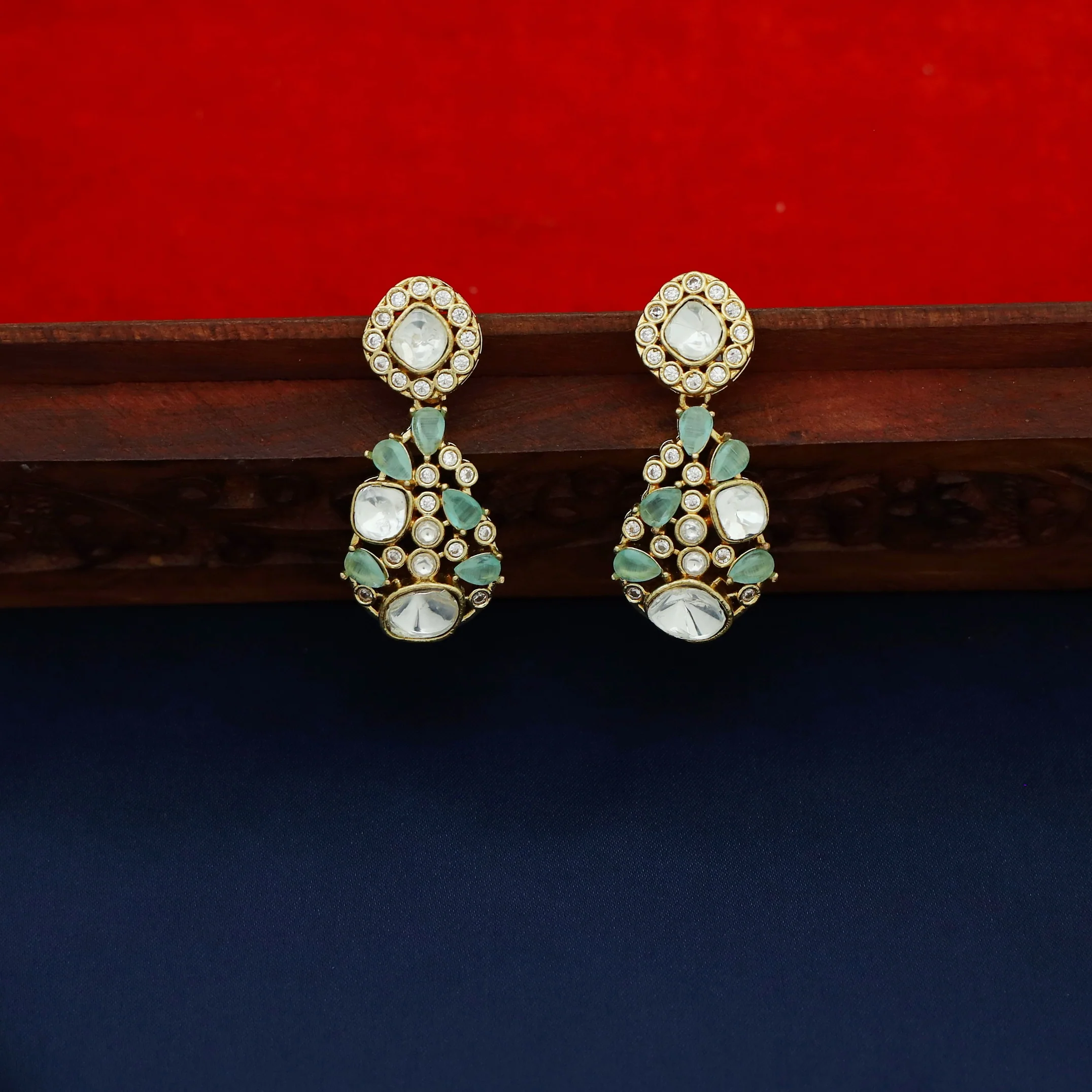 Hamida Glossy Stone Kundan Short Neckpiece With Earring - Image 8