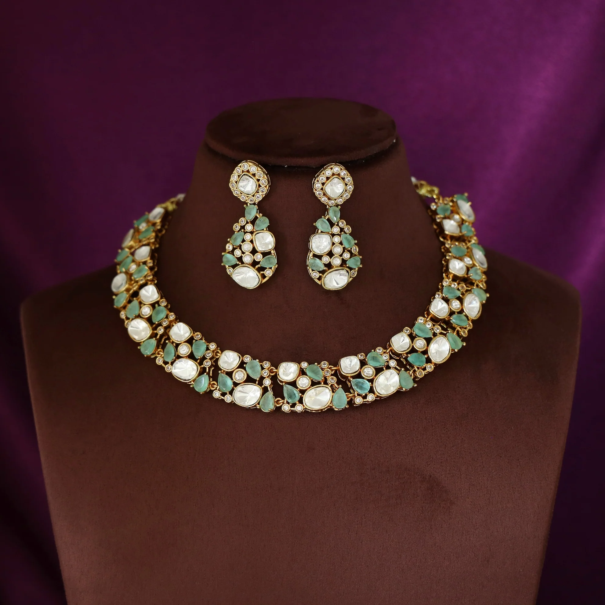 Hamida Glossy Stone Kundan Short Neckpiece With Earring - Image 9
