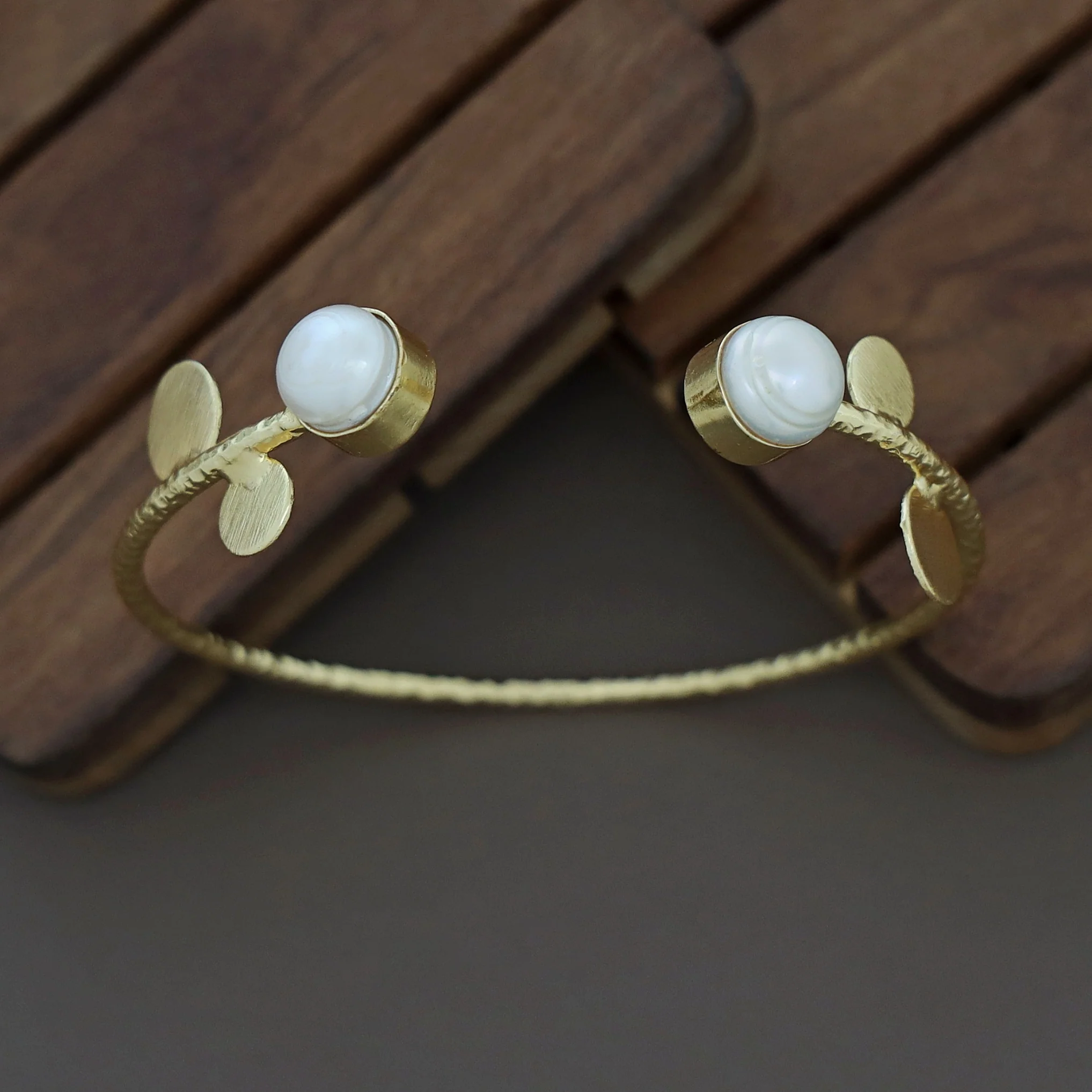 Hamsini Golden Glossy Stone Bangle - Image 12
