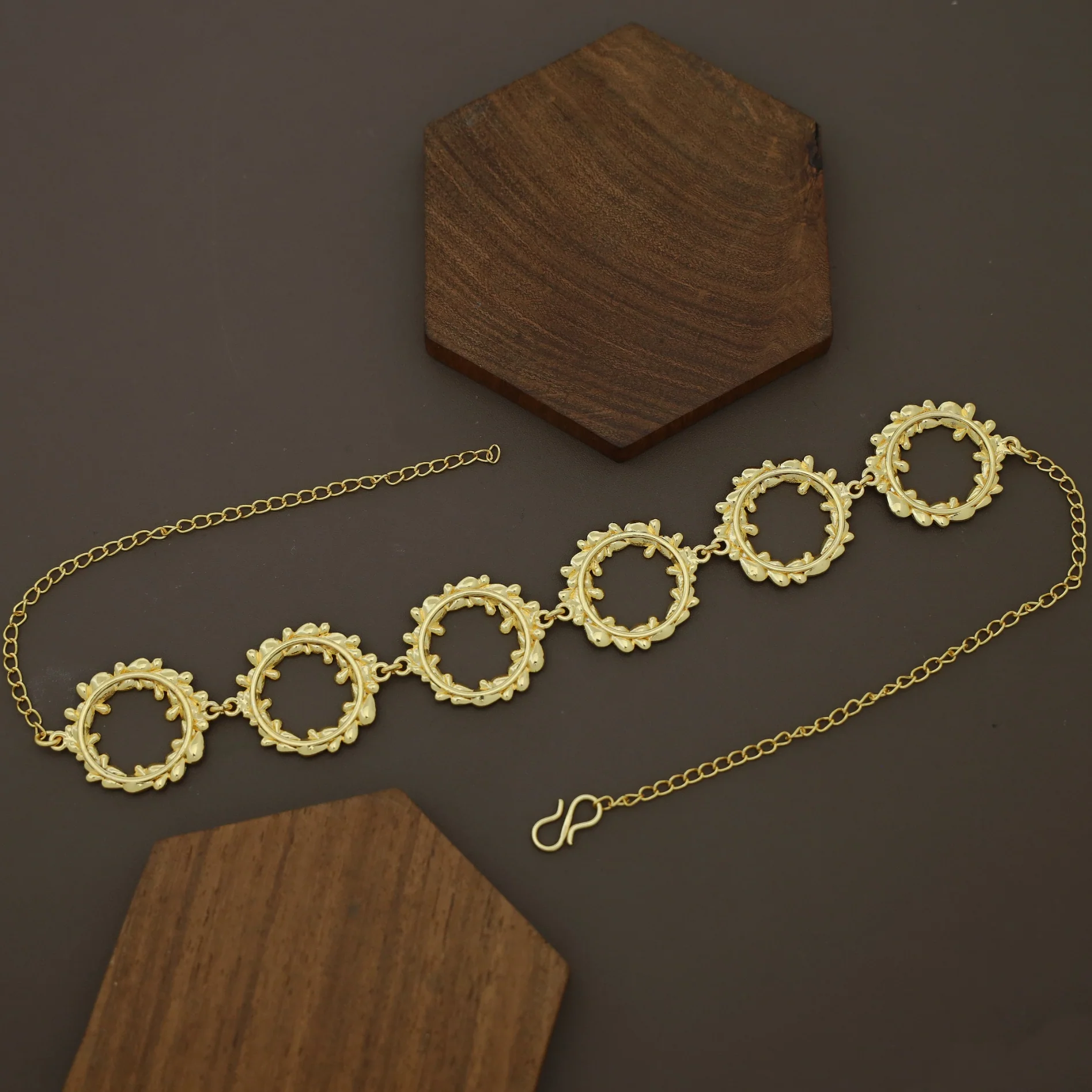 Hani Golden Vintage Crown Choker - Image 4