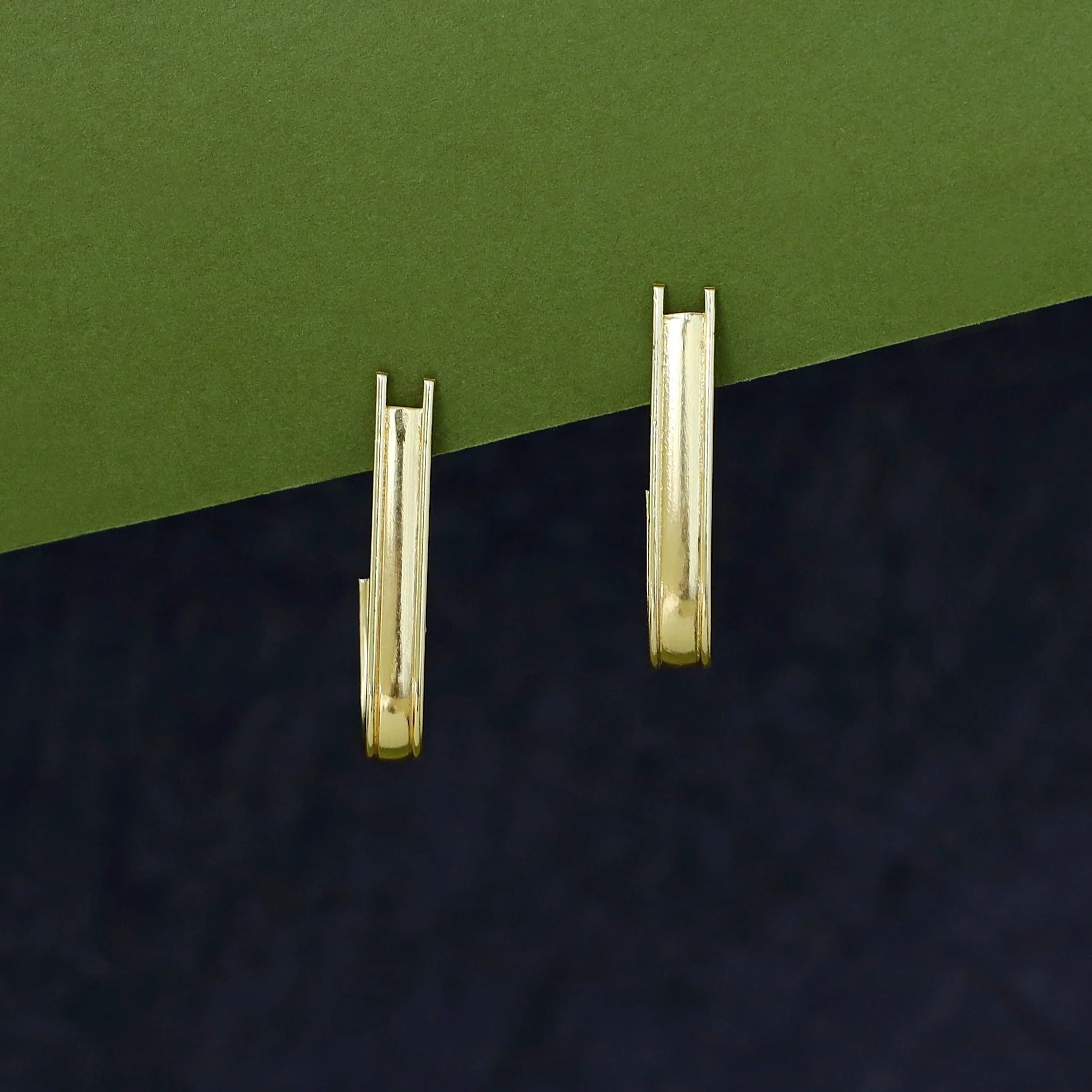 Haniya Golden Hook Earring - Image 2
