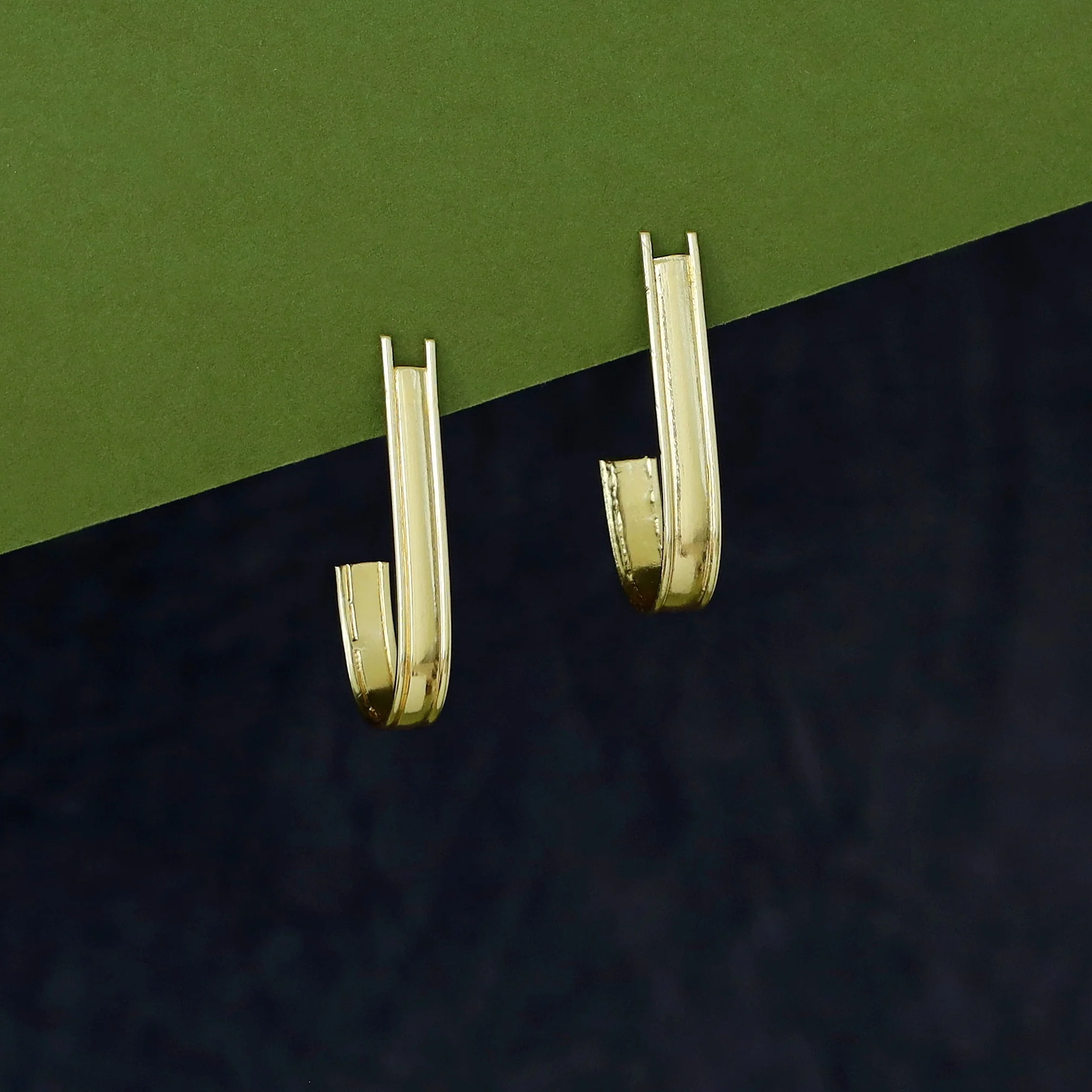 Haniya Golden Hook Earring - Image 3