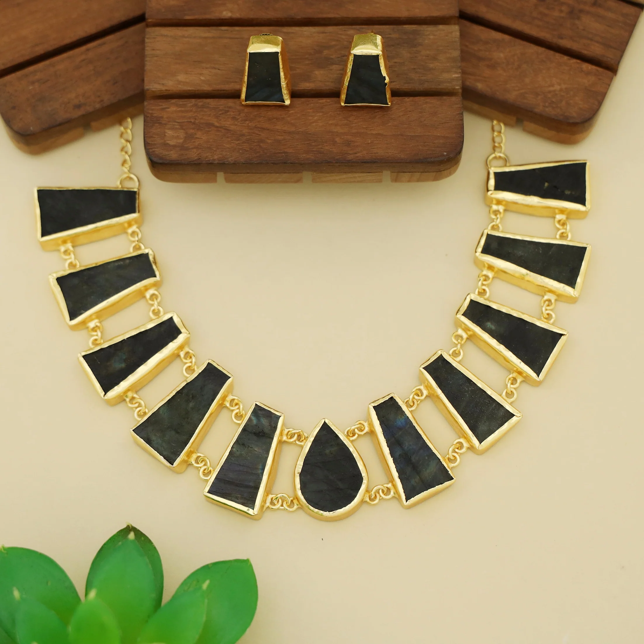 Harma Raindrop Raw Stone Neckpiece with Earring - Image 10