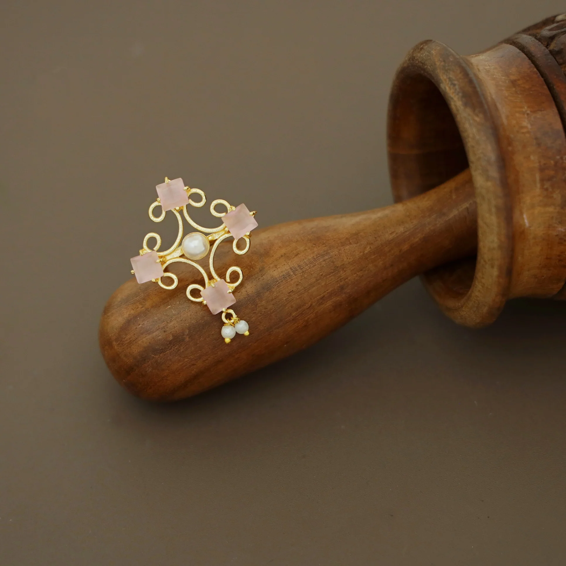 Hasna Pearl Tetra Golden Claw Glossy Stone Ring - Image 4
