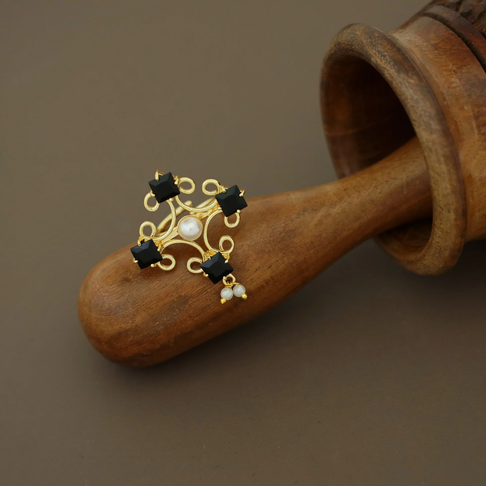 Hasna Pearl Tetra Golden Claw Glossy Stone Ring - Image 5