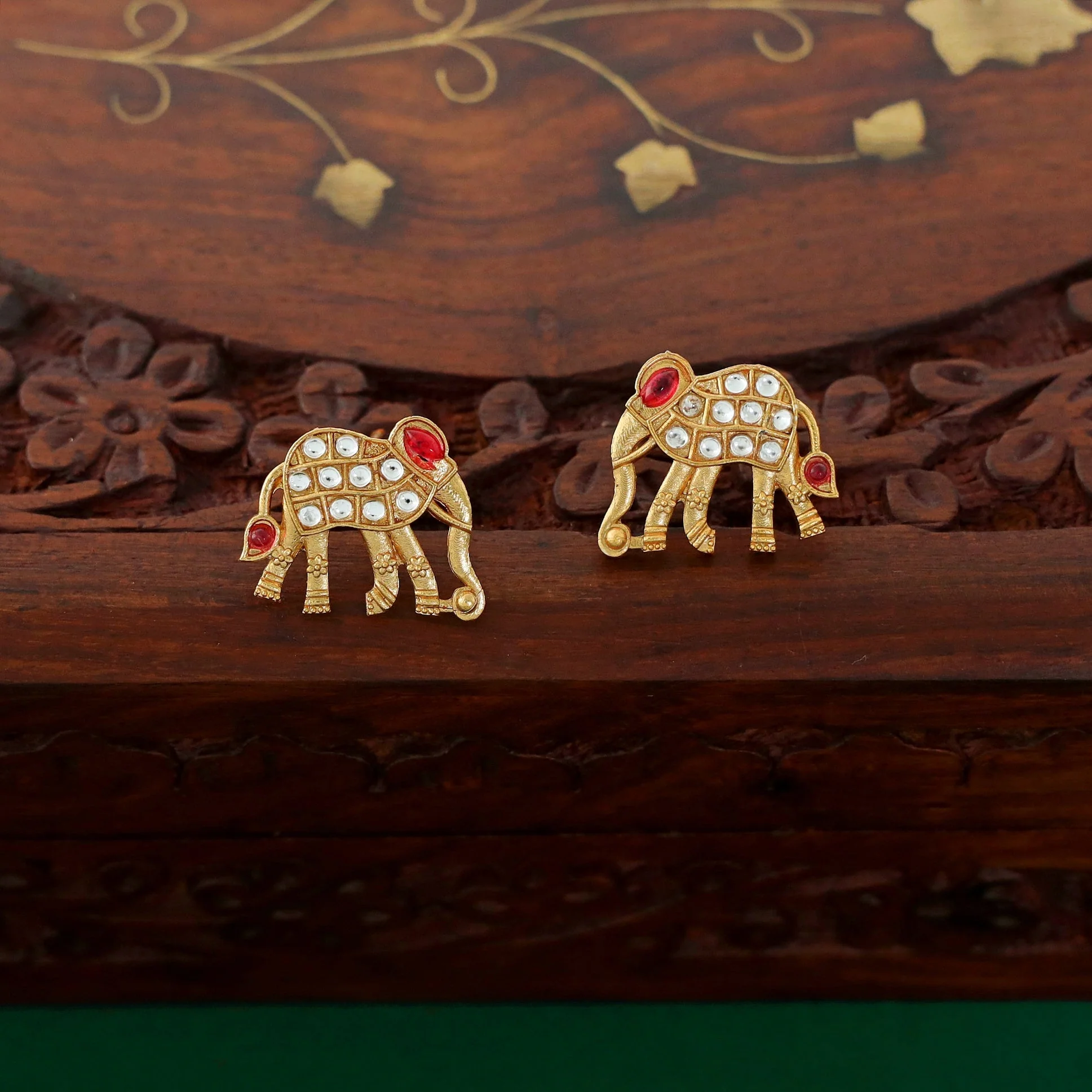 Hastin Golden Mammoth Neckpiece With Earring - Image 3