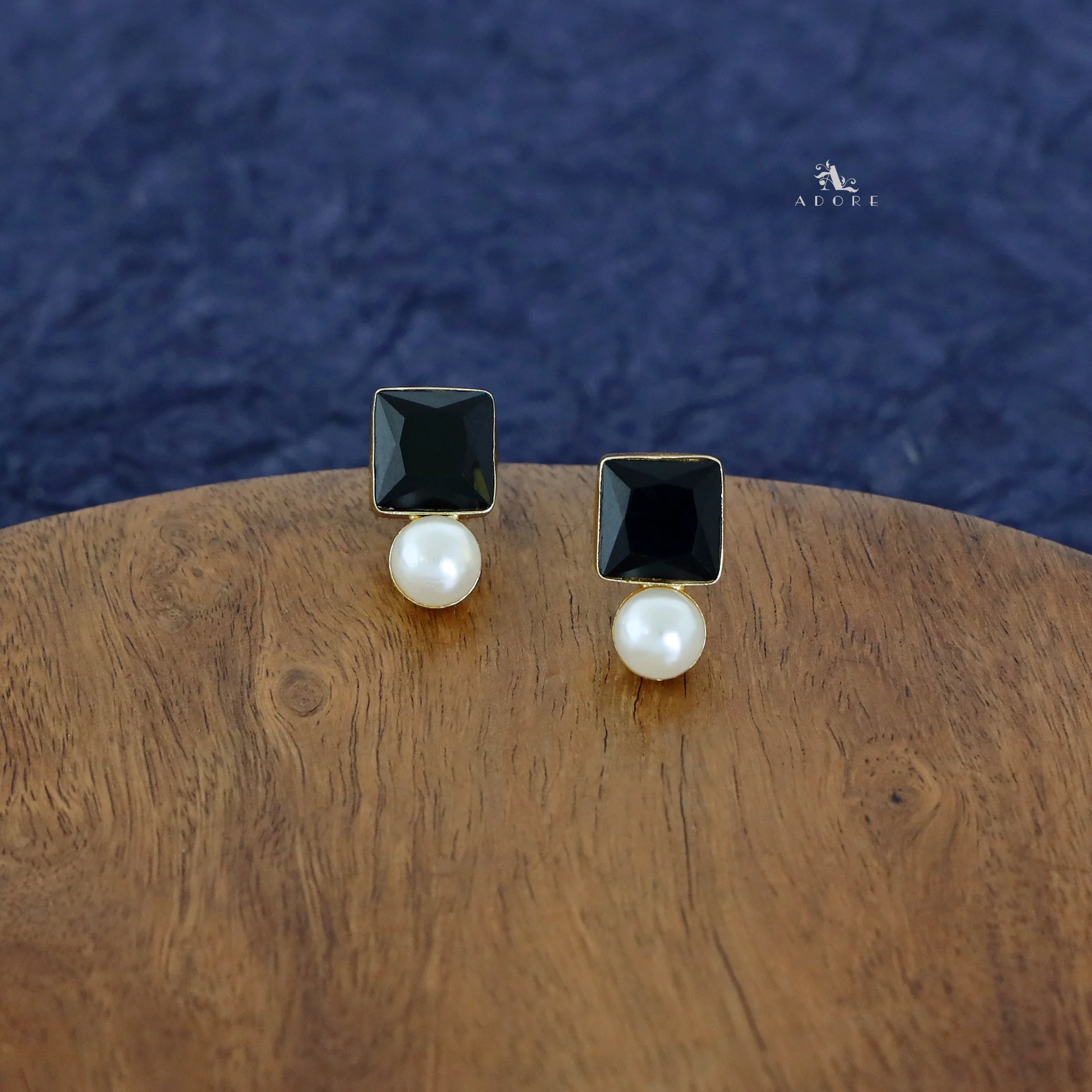 Hela Square Pearl Earring - Image 6