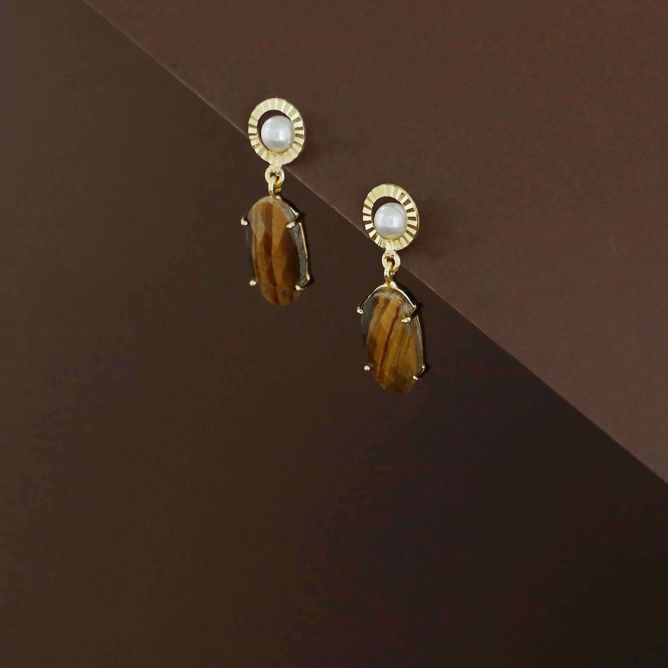 Henria Golden Circle Pearl Oval Stone Claw Earring - Image 10