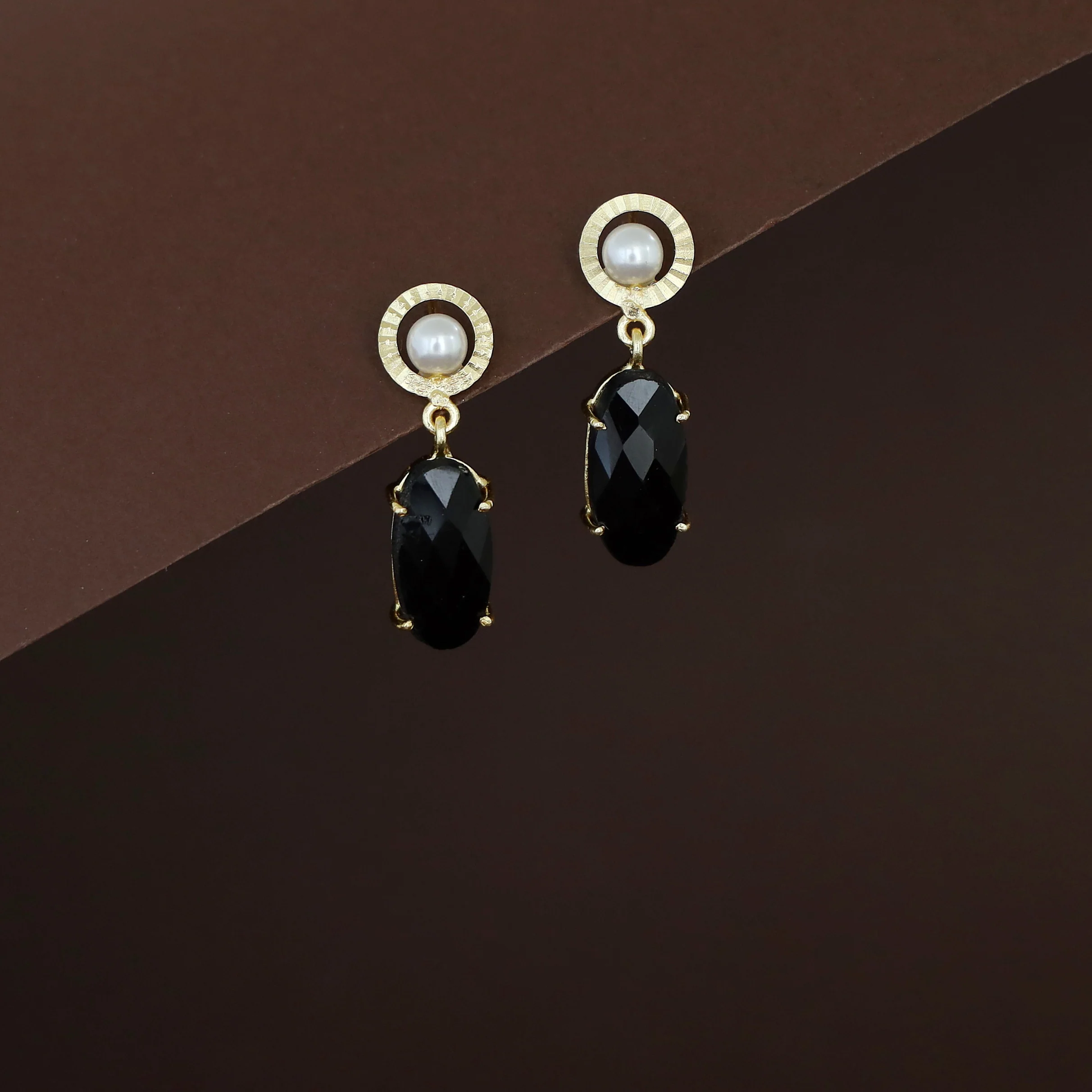 Henria Golden Circle Pearl Oval Stone Claw Earring - Image 3