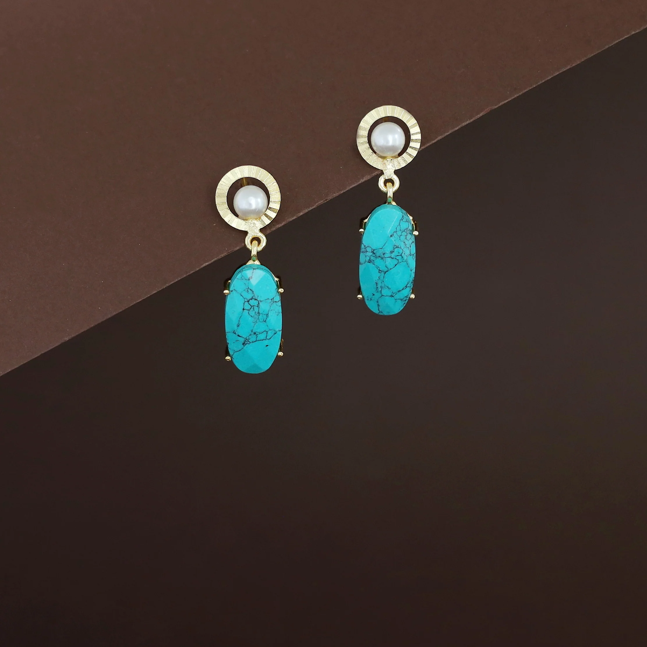 Henria Golden Circle Pearl Oval Stone Claw Earring - Image 4