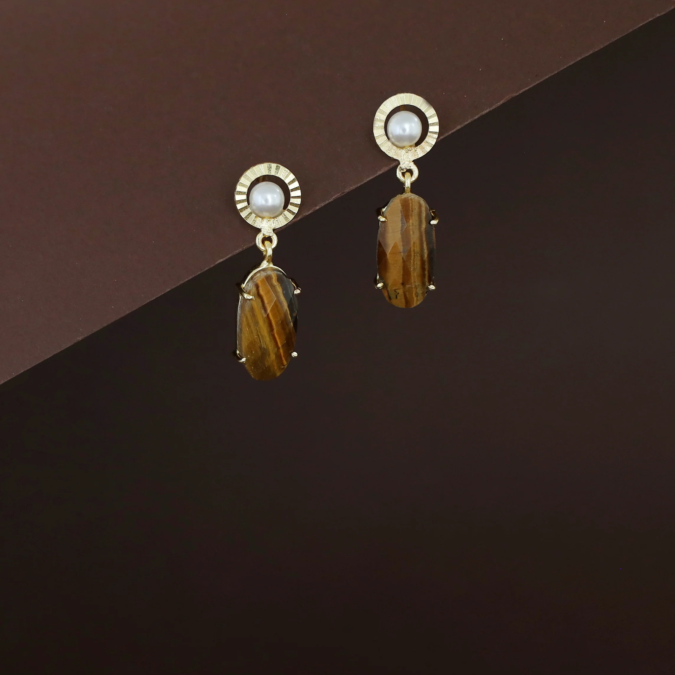 Henria Golden Circle Pearl Oval Stone Claw Earring - Image 7