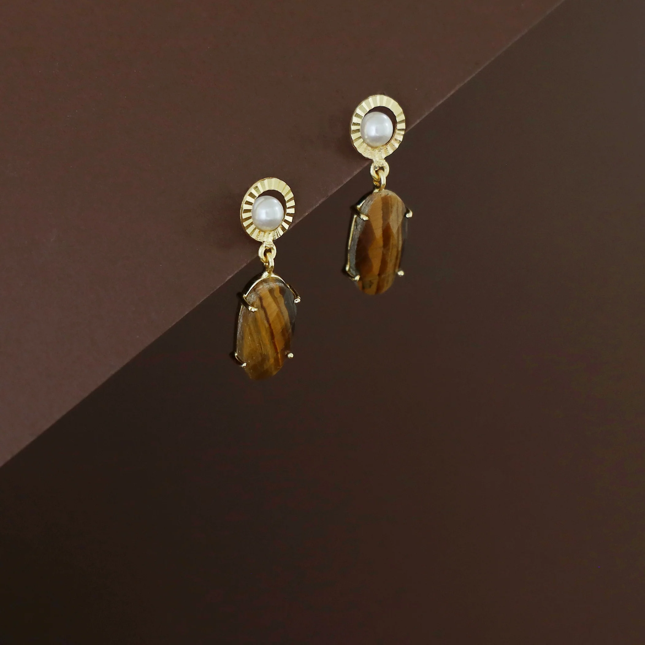 Henria Golden Circle Pearl Oval Stone Claw Earring - Image 9