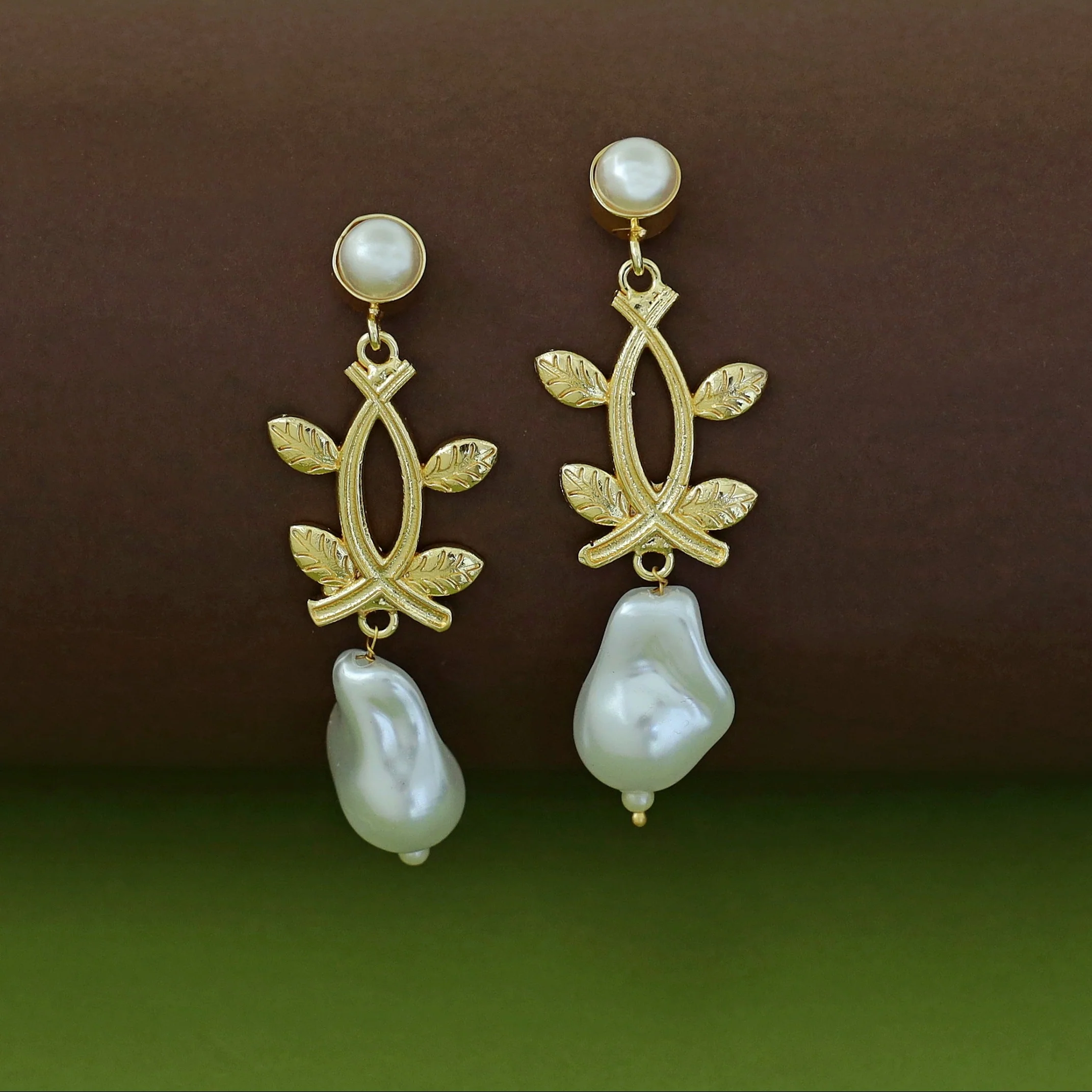 Hima Golden Leafy Pearl Baroque Earring - Image 2