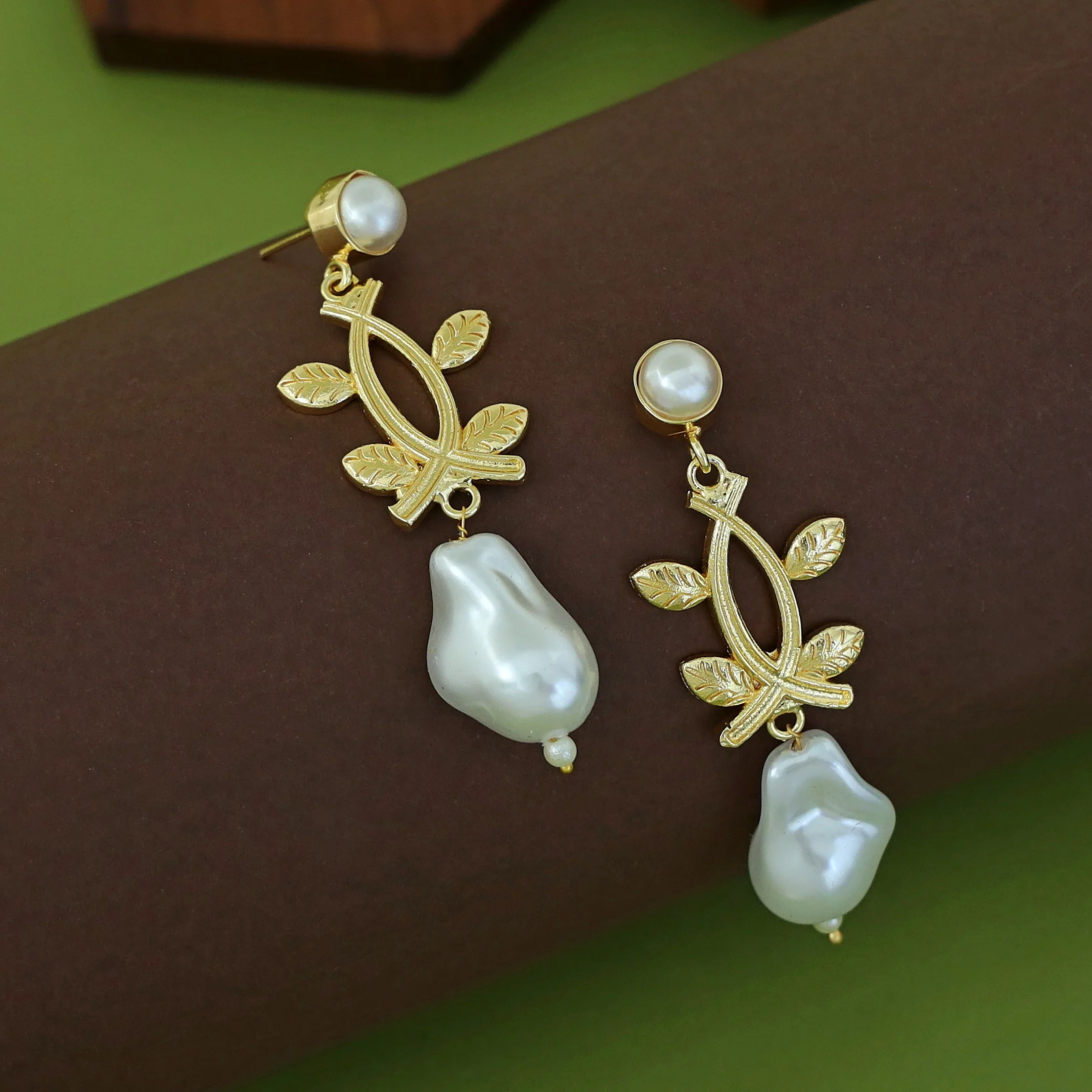 Hima Golden Leafy Pearl Baroque Earring - Image 4