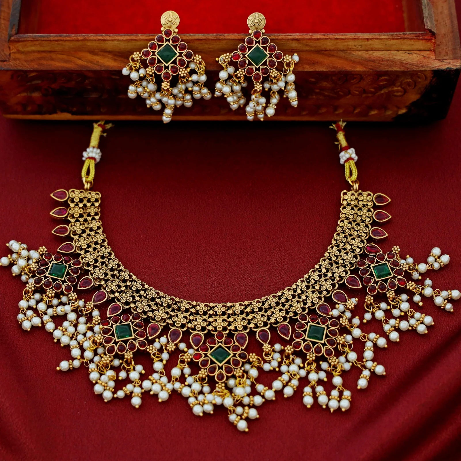 Hridyanshi Kemp Stone Cluster Pearl Short Neckpiece With Earring - Image 3