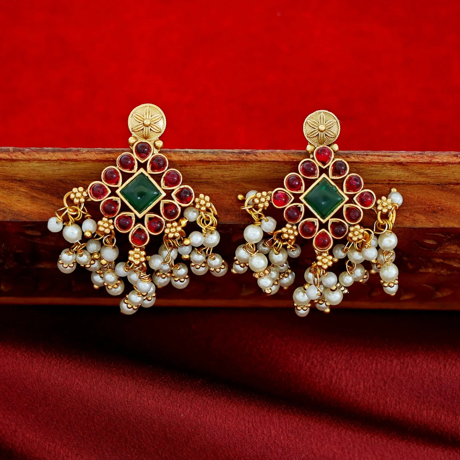 Hridyanshi Kemp Stone Cluster Pearl Short Neckpiece With Earring - Image 5