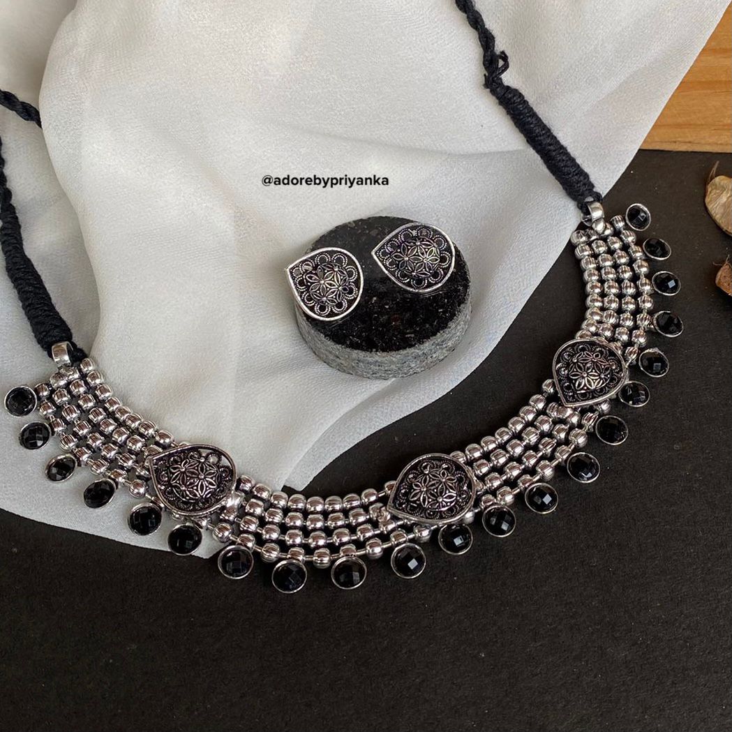 Idika Neckpiece With Stud - Image 8