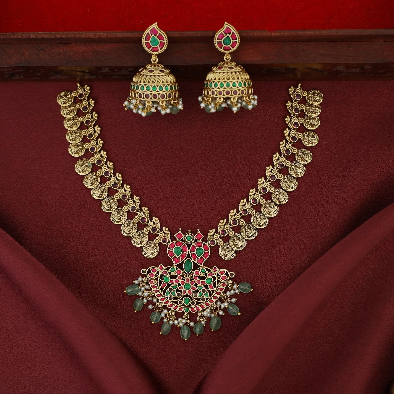 Premium Ikshitha Devi Kashi Jadau Kundan Beaded Short Neckpiece With Earring - Image 3