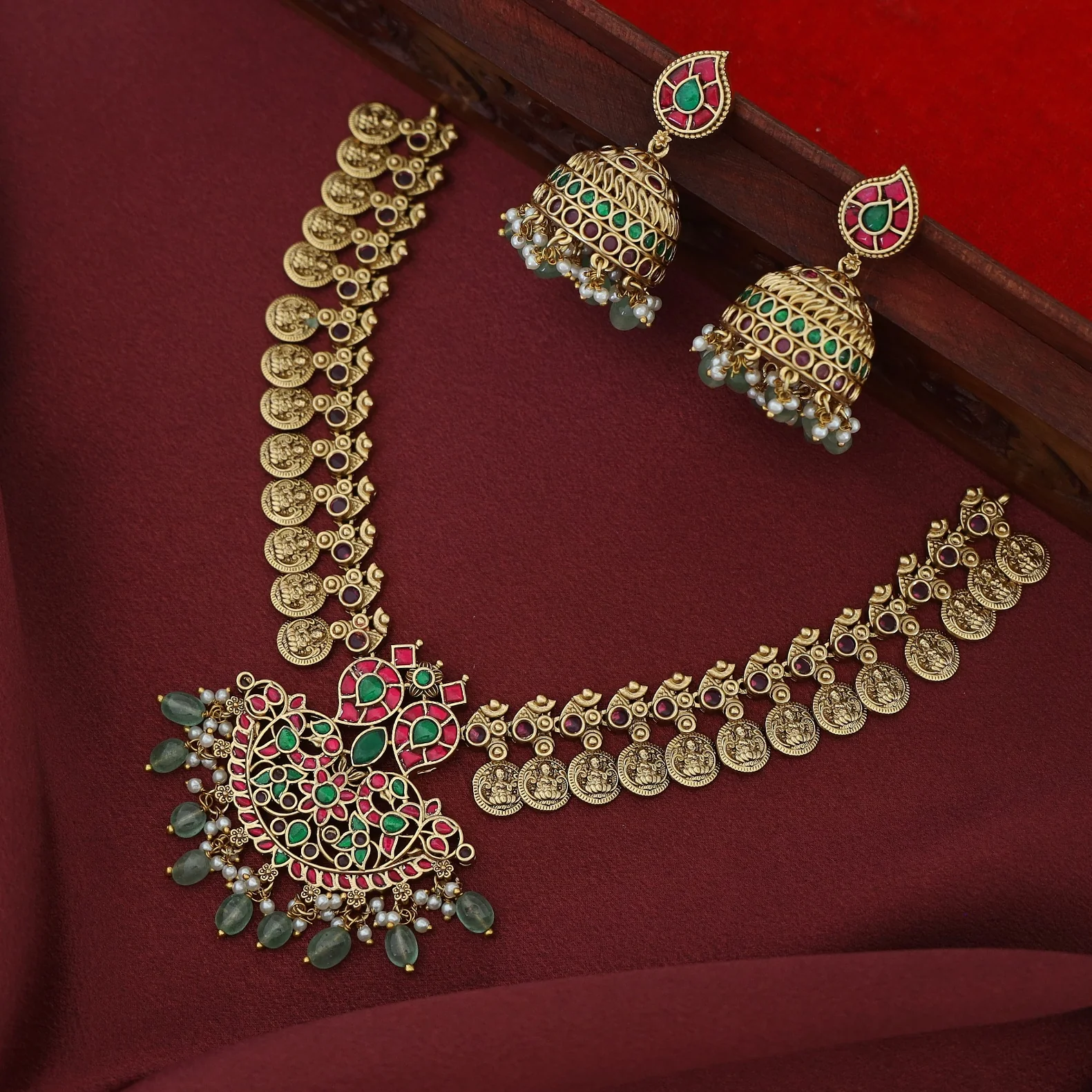 Premium Ikshitha Devi Kashi Jadau Kundan Beaded Short Neckpiece With Earring - Image 4