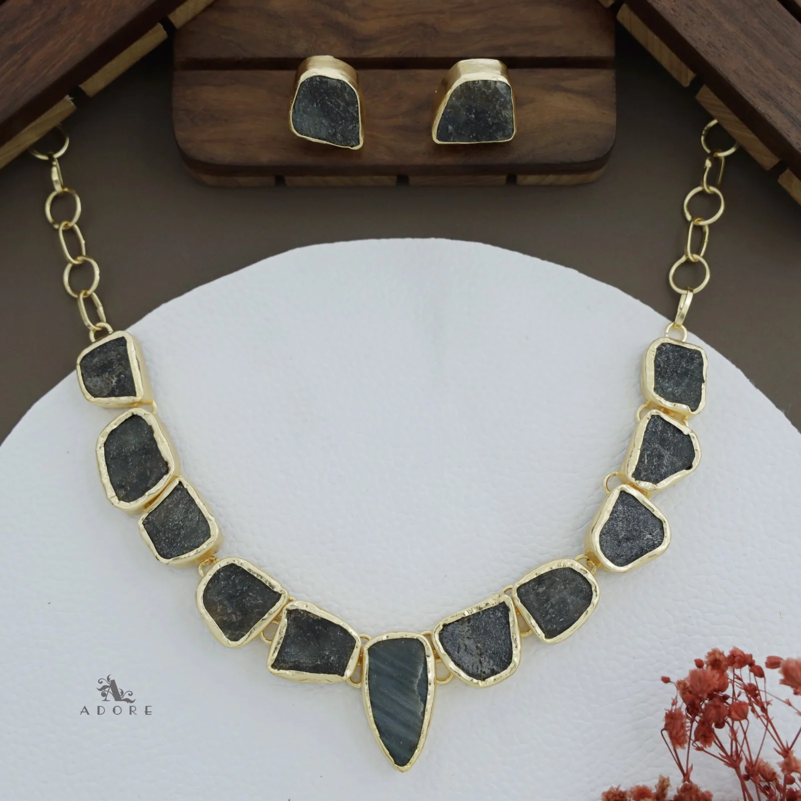Imaya Raw Stone Neckpiece With Stud - Image 12