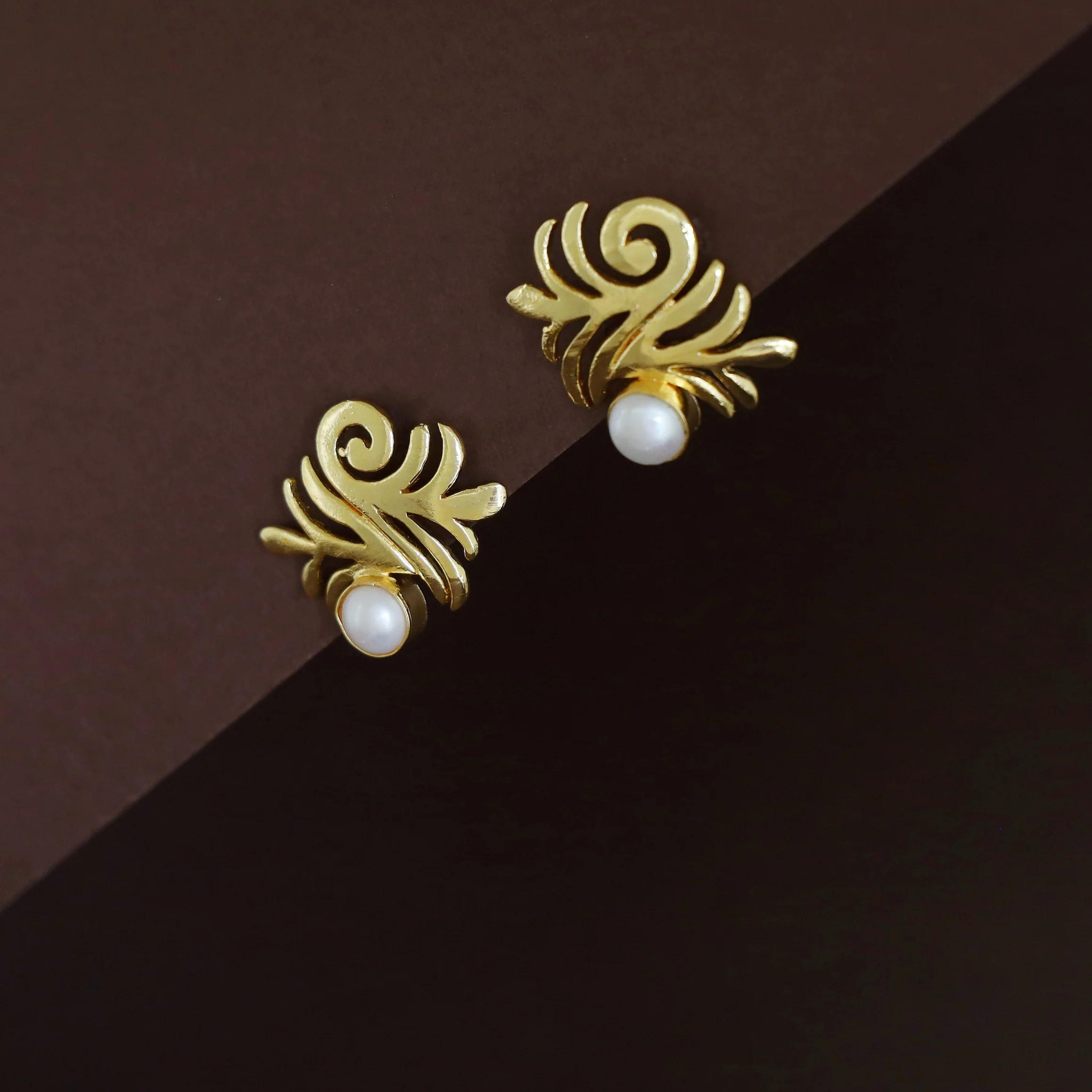 Inga Golden Leafy Pearl Earring - Image 2