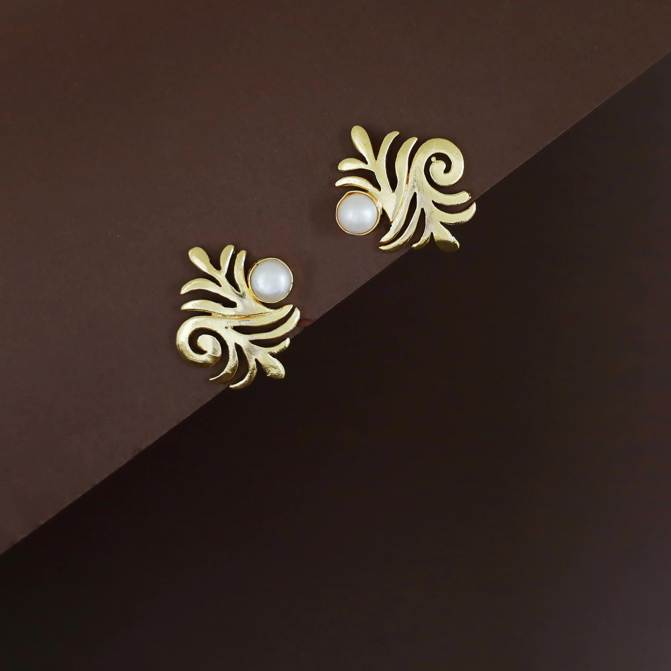 Inga Golden Leafy Pearl Earring - Image 3