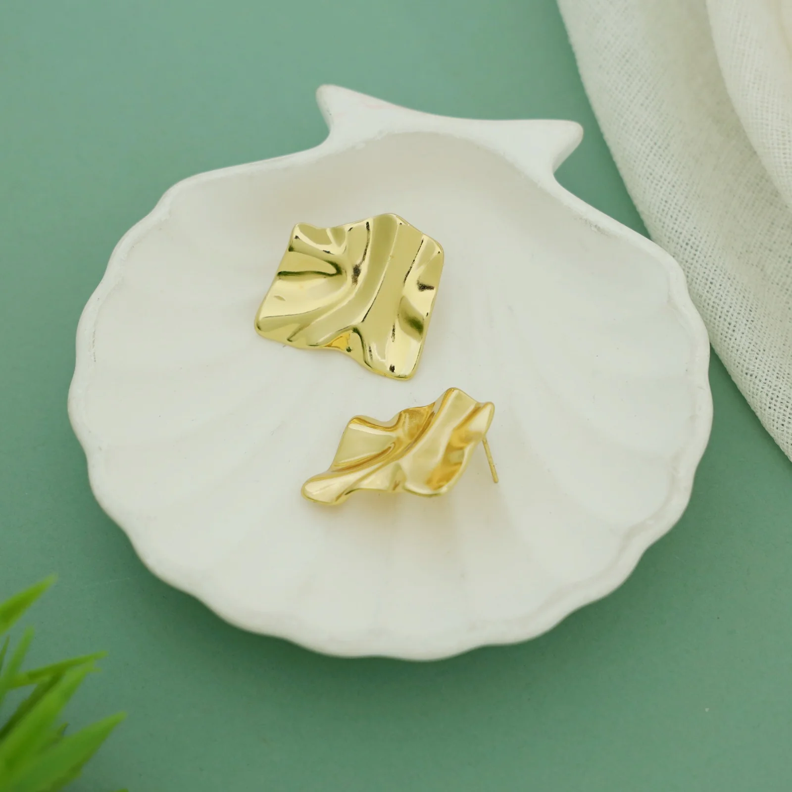 Irin Chunky Golden Stud - Image 2