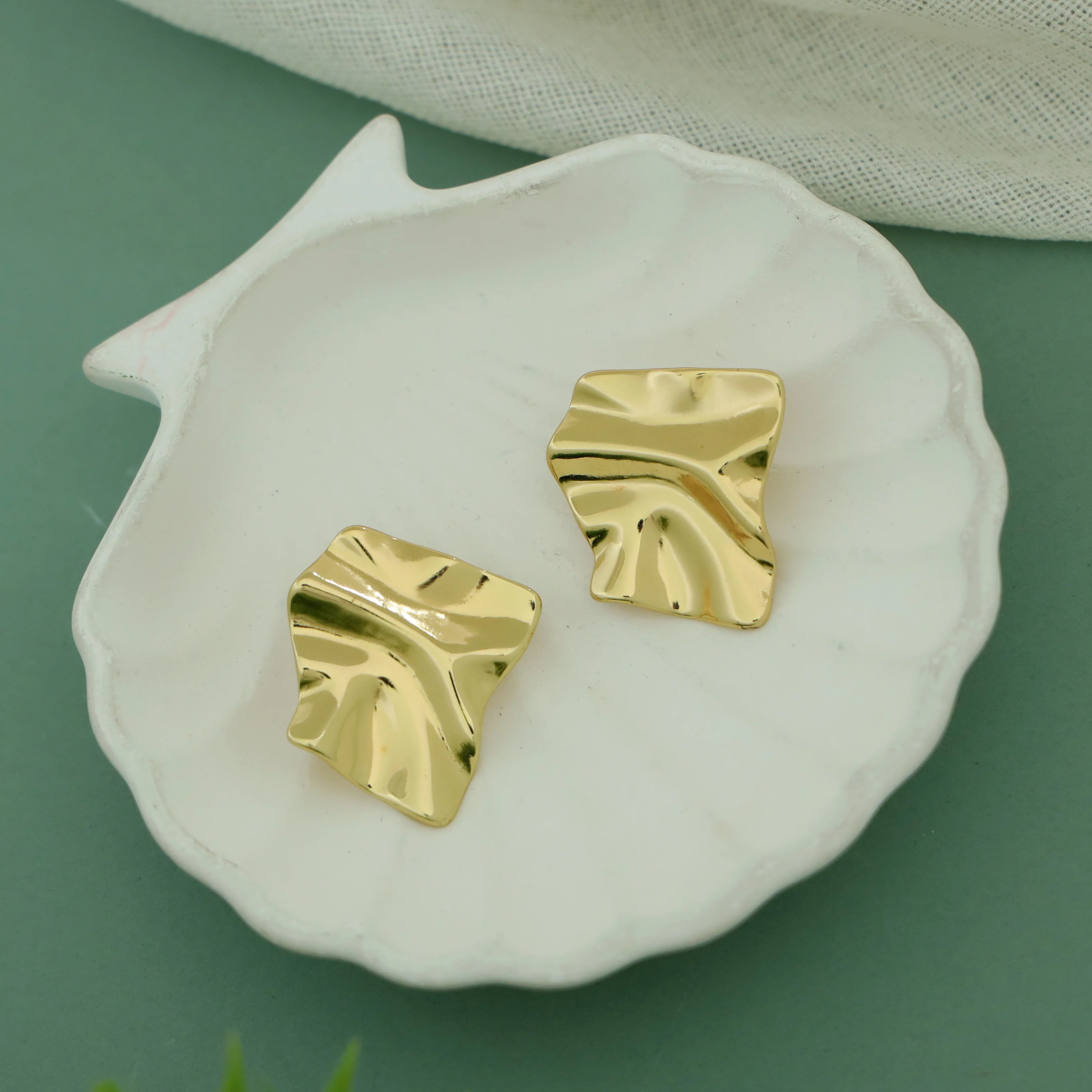 Irin Chunky Golden Stud - Image 3