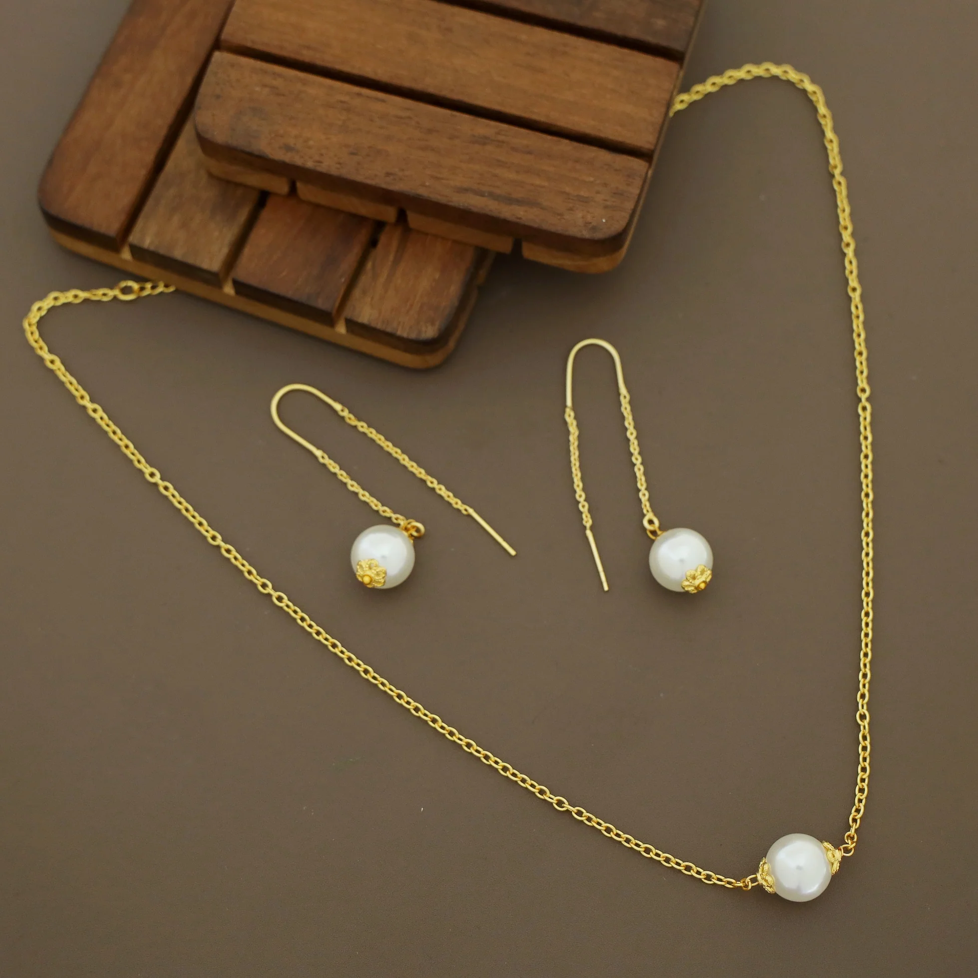 Iris Chainy Pearl Neckpiece With Needle And Thread Earring - Image 3