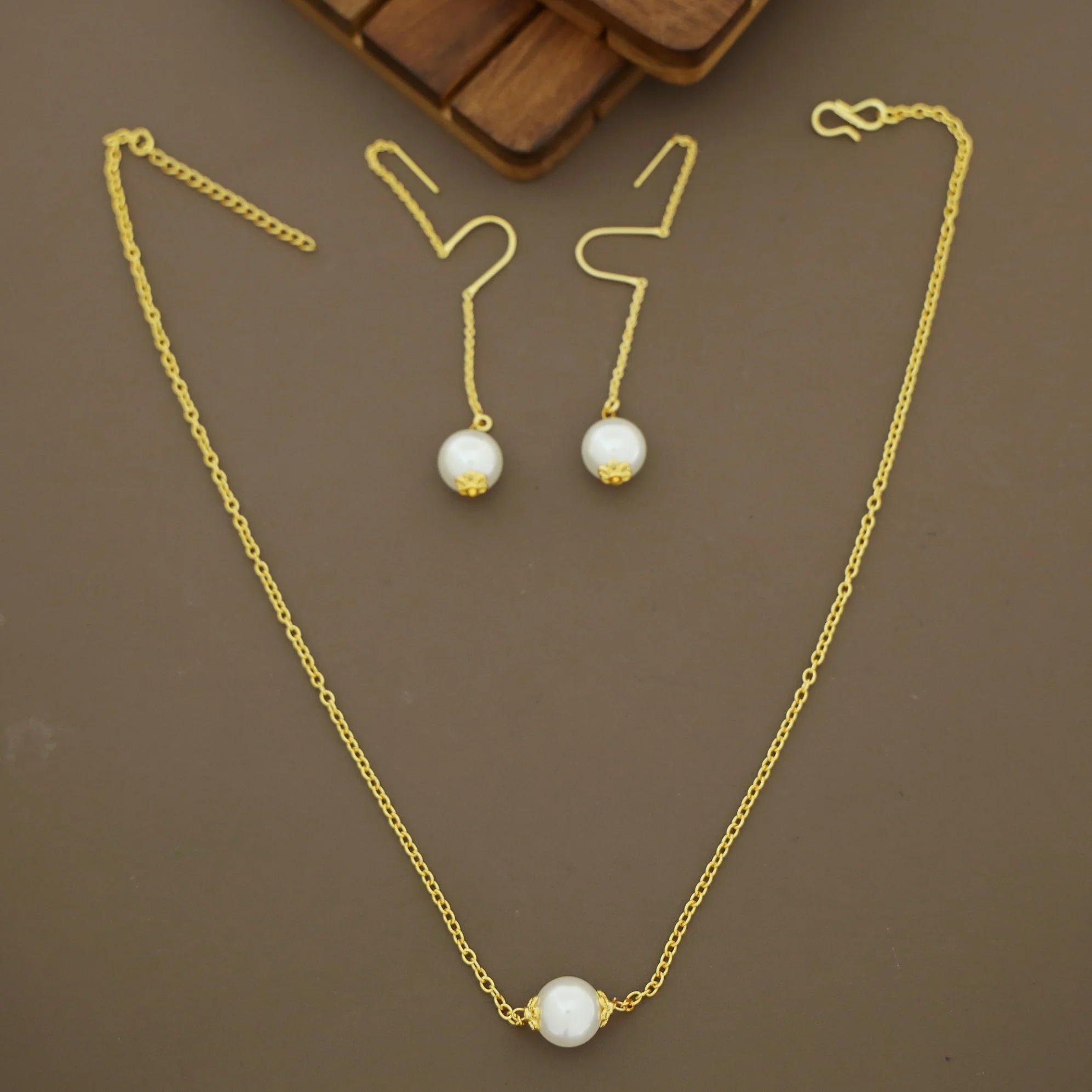 Iris Chainy Pearl Neckpiece With Needle And Thread Earring - Image 4